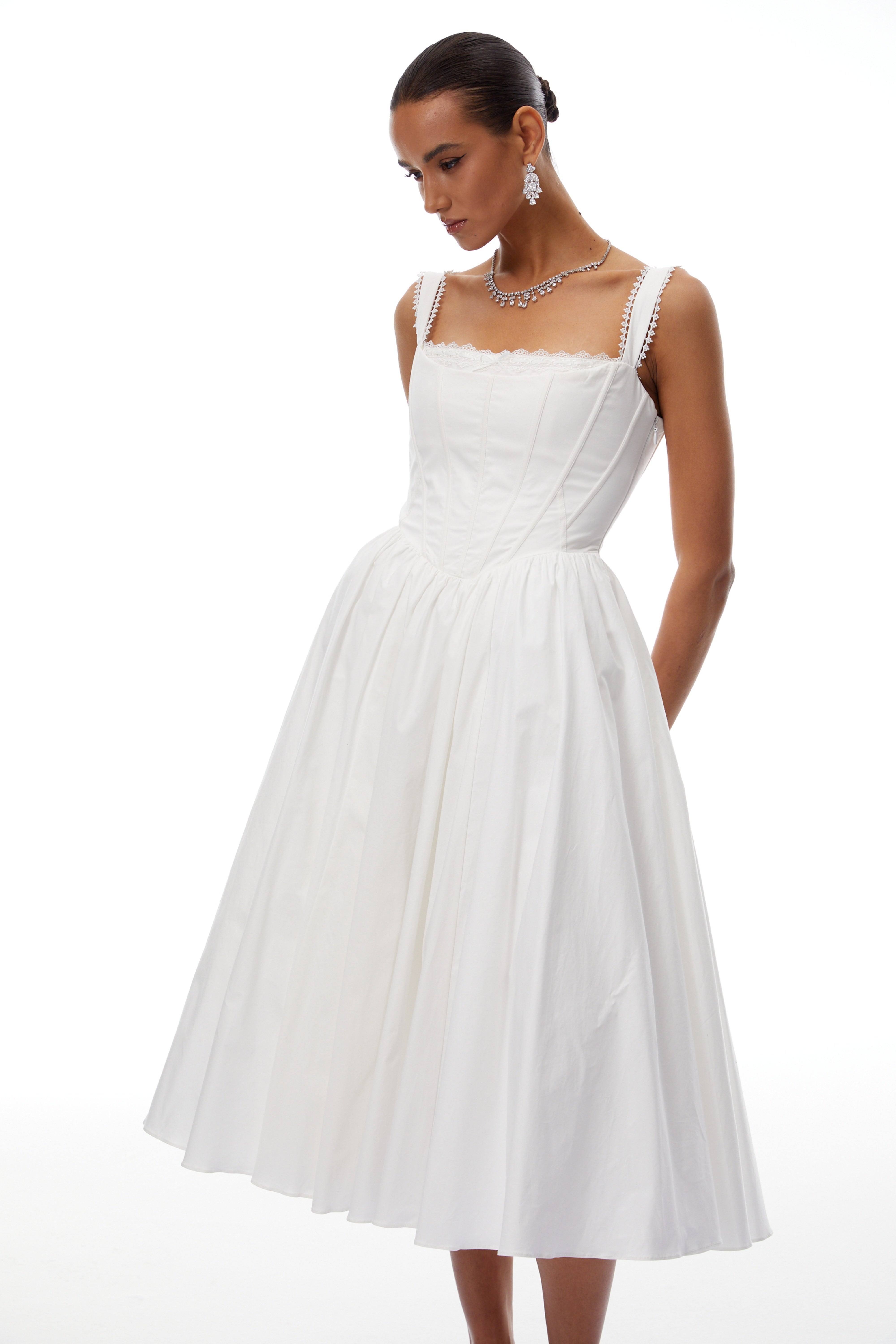 Béatrice Weißes Midikleid mit Korsett und Spitzenbesatz