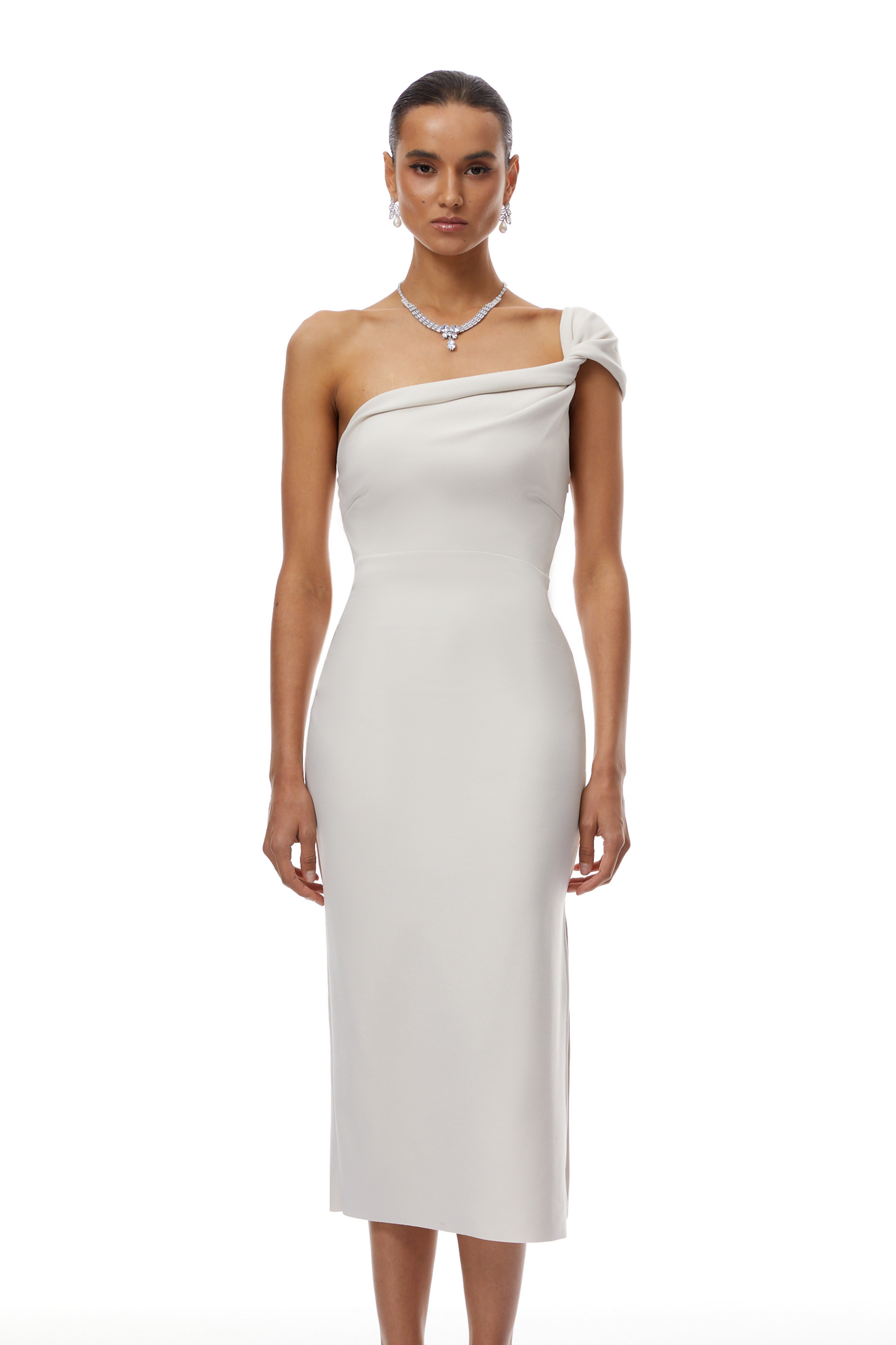 فستان بلانش وايت متوسط الطول بكتف واحد ملتوي