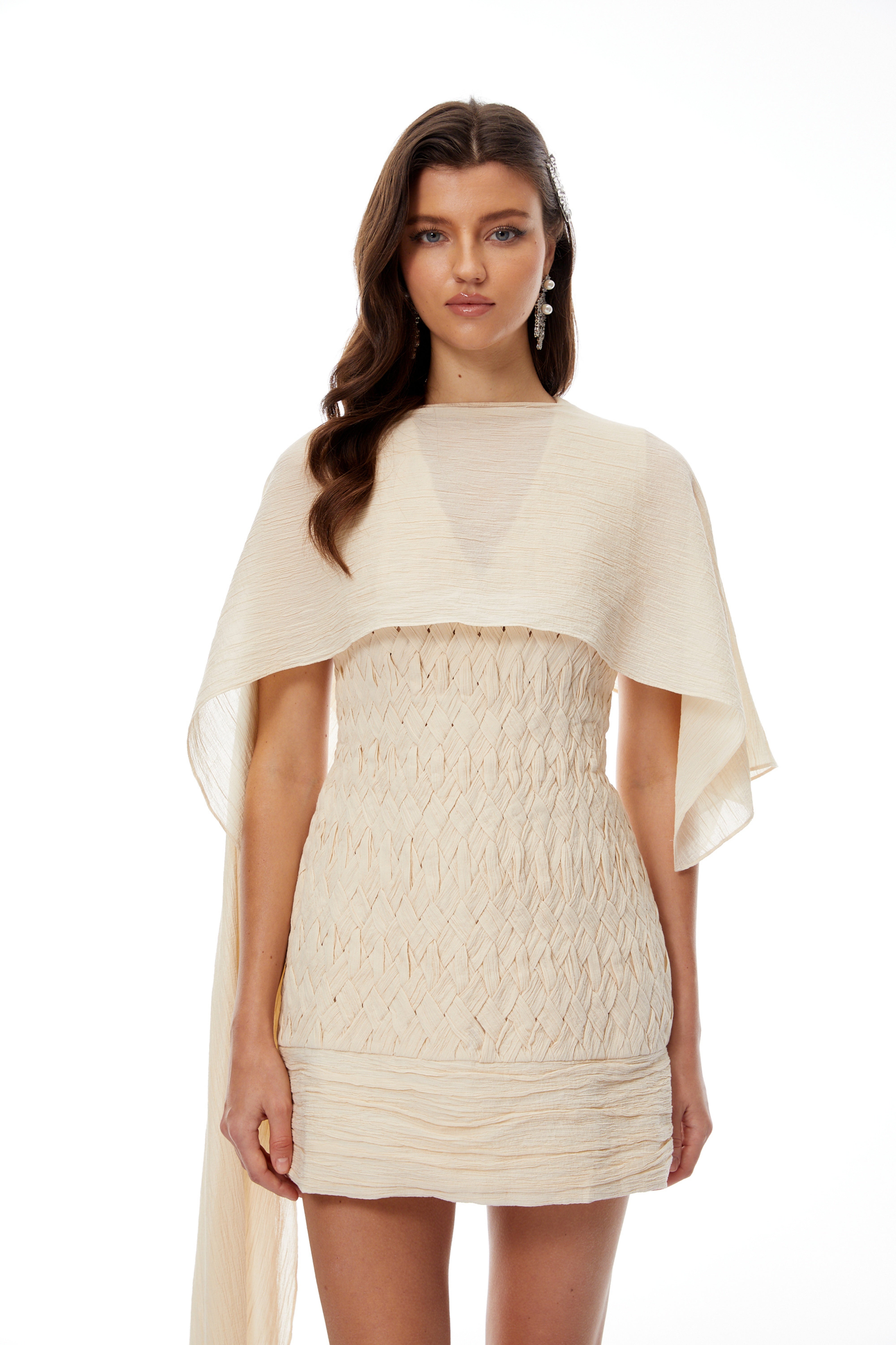 Charlie Neutral Asymmetrisches Cape & geflochtenes Kleid Set