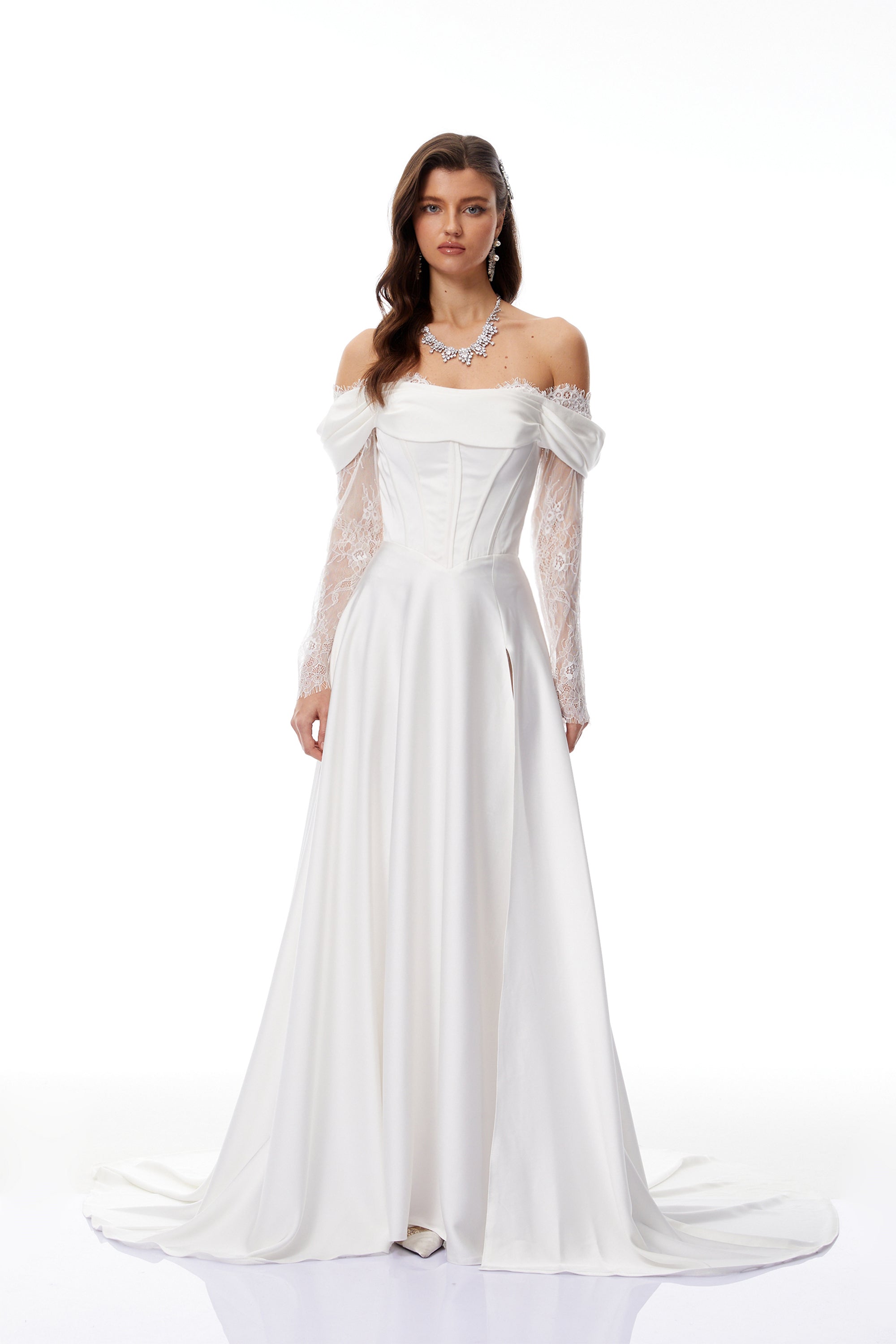 فستان أبيض من الدانتيل بكتفين مكشوفين