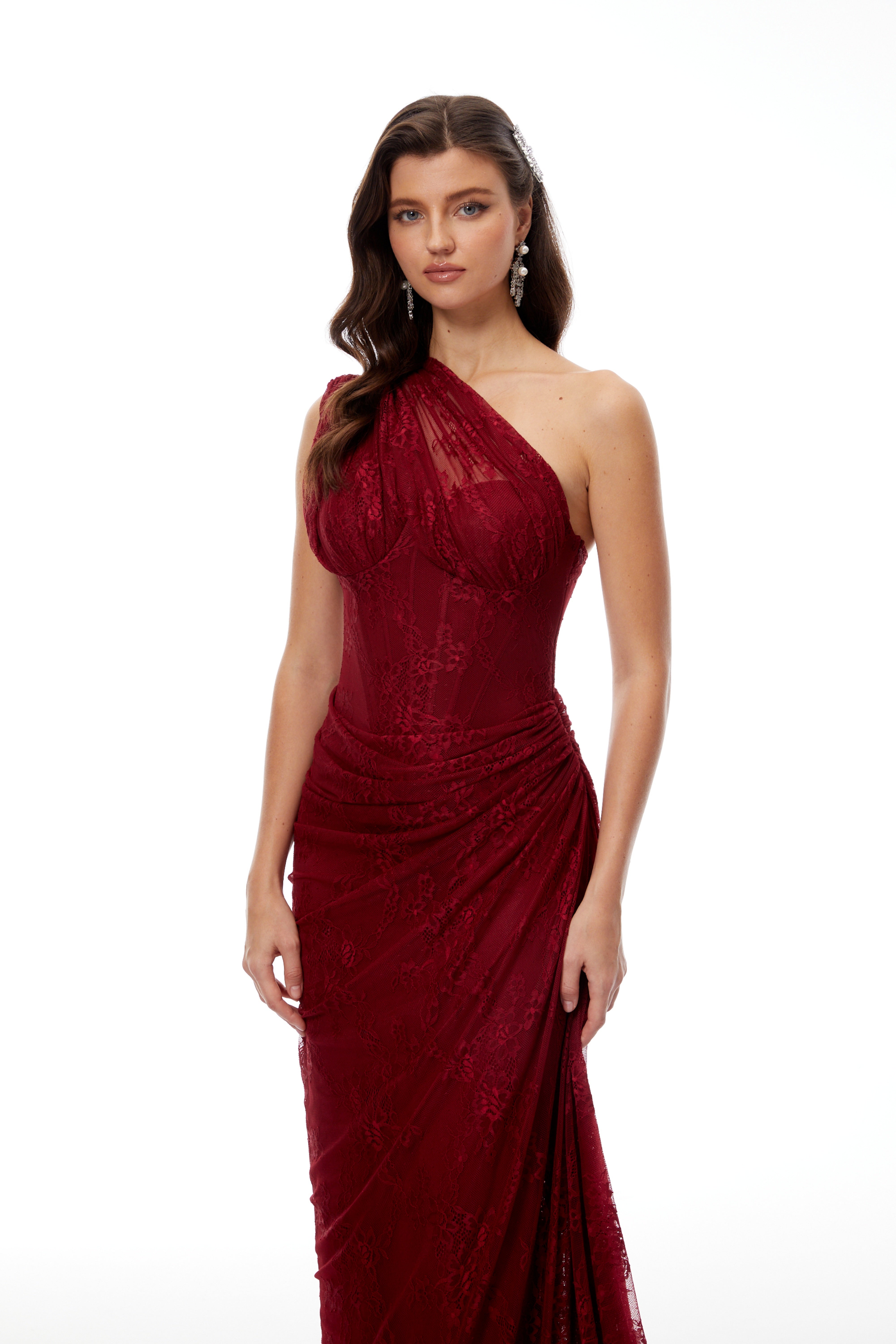 Ein-Schulter-Spitzenkleid in Burgunderrot