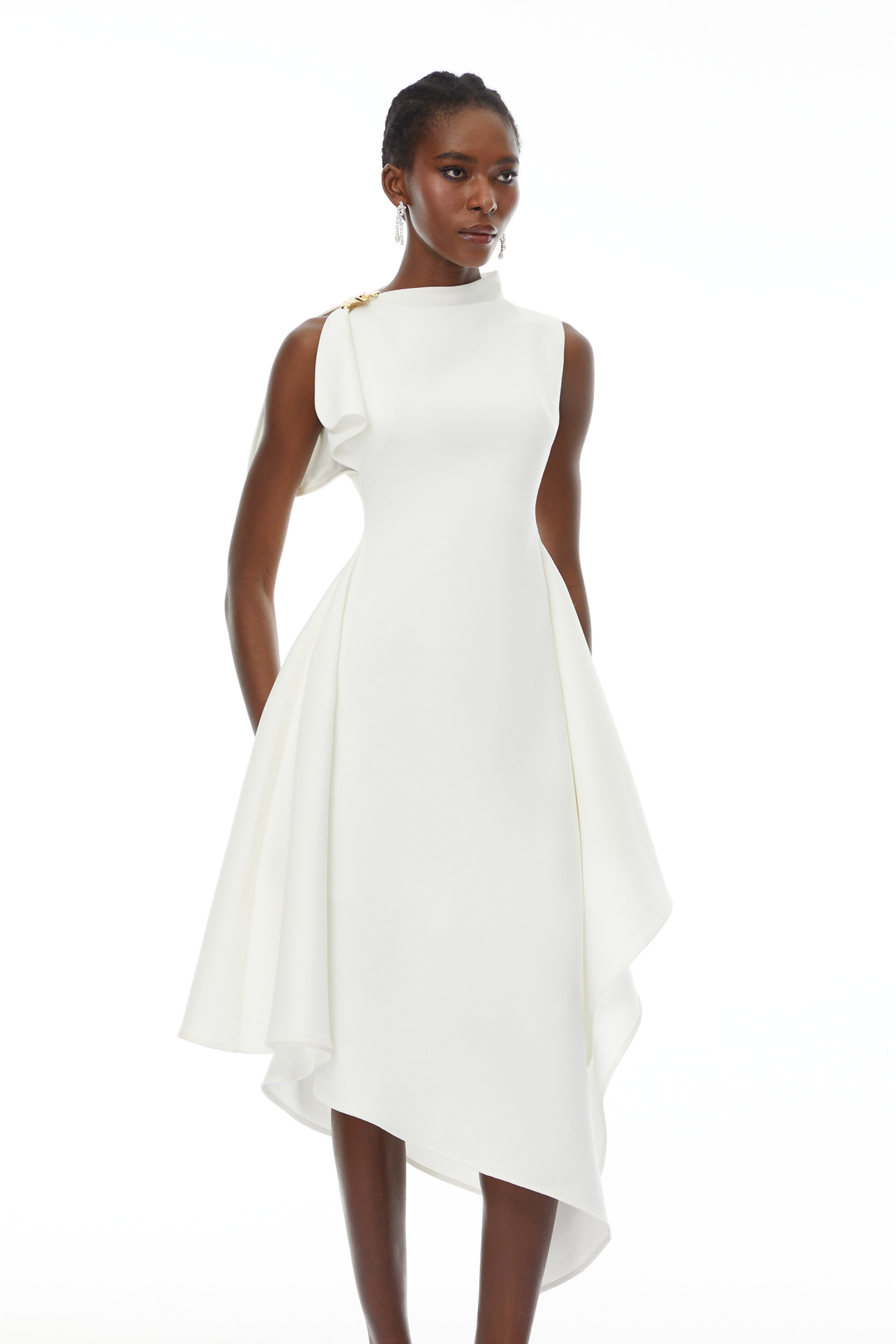 فستان ليانا الأبيض متوسط الطول غير متماثل