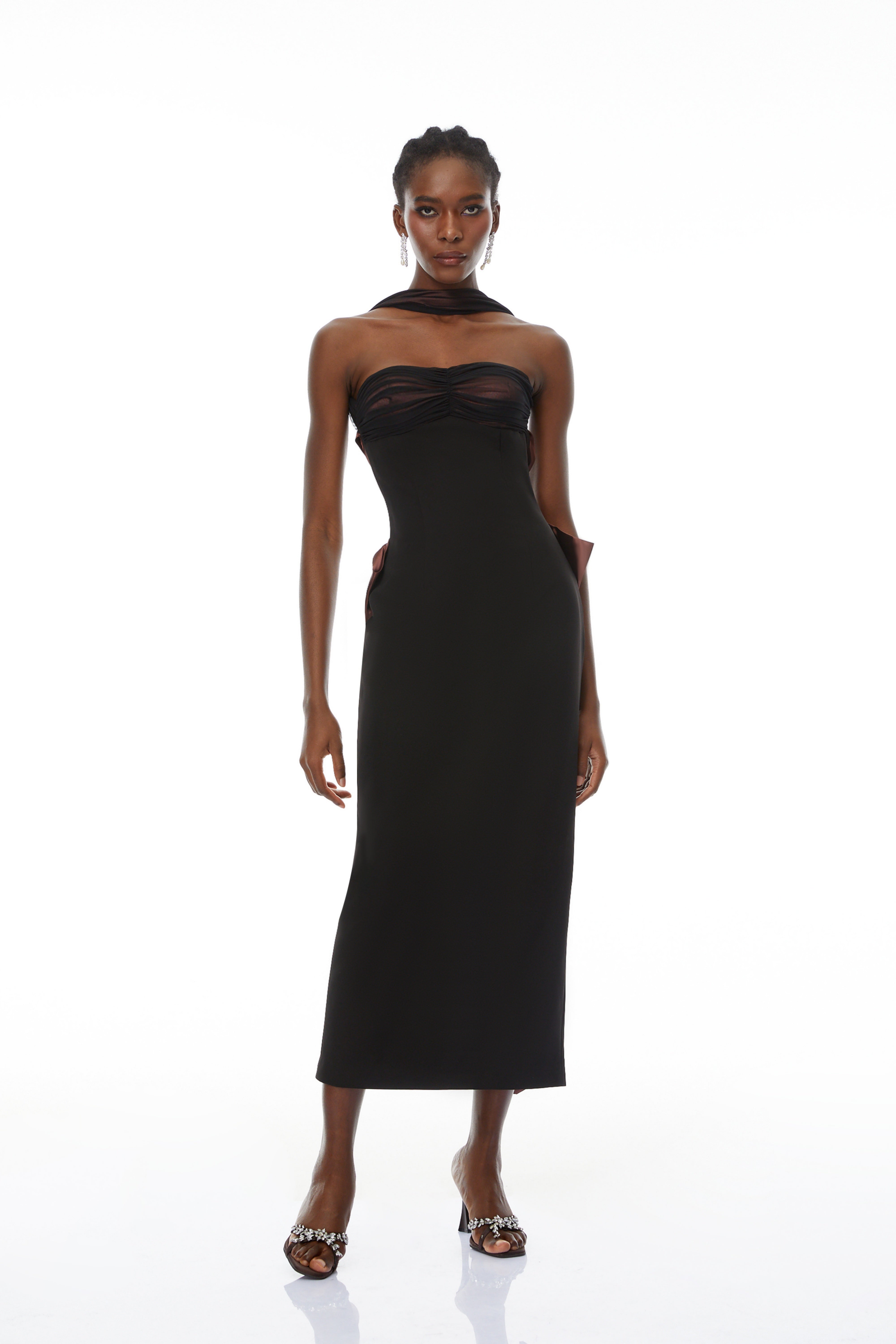 Schwarzes Maxikleid mit offenem Rücken und Schleife