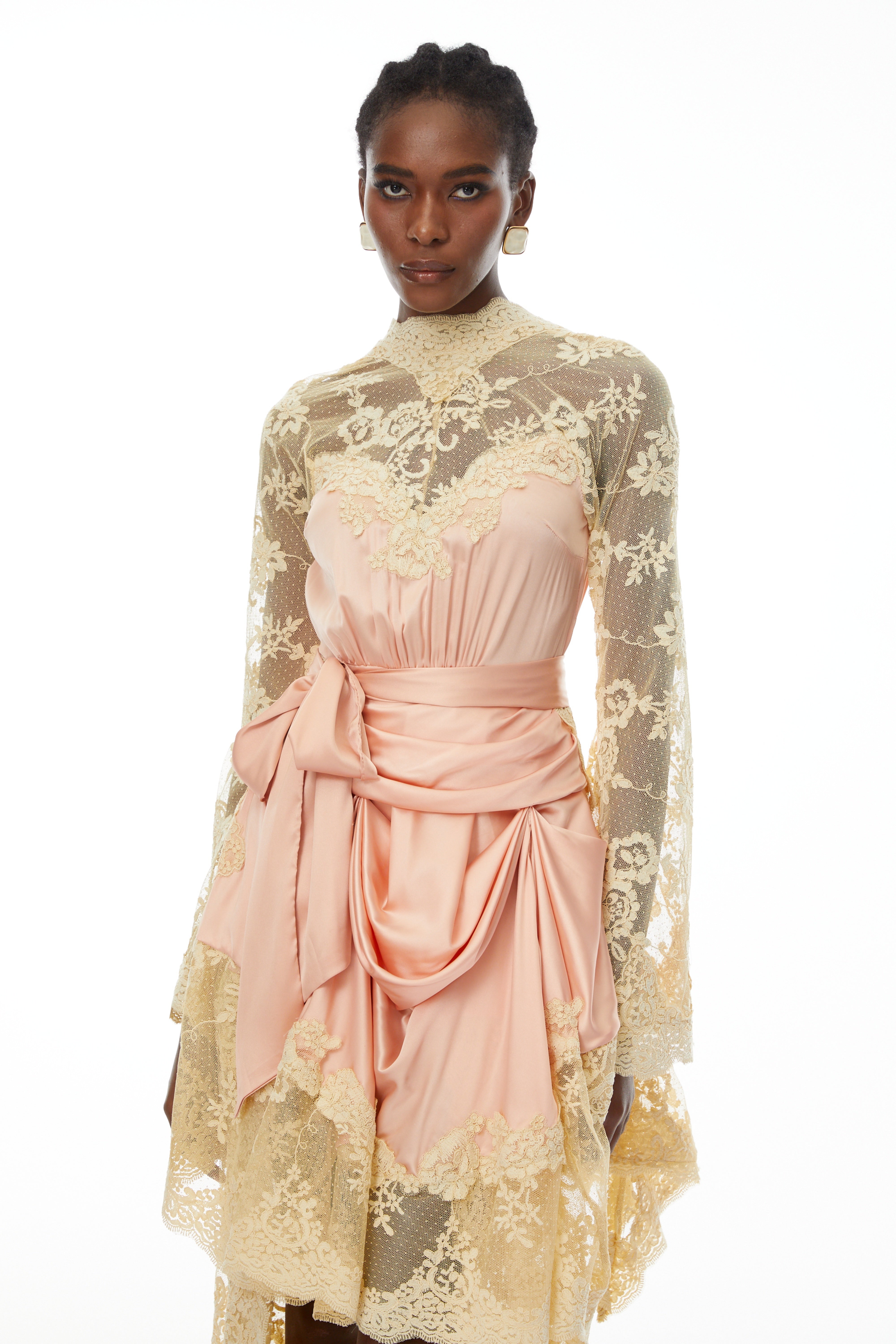 بلوزة أشلي الحمراء ذات الدانتيل المكشكشة