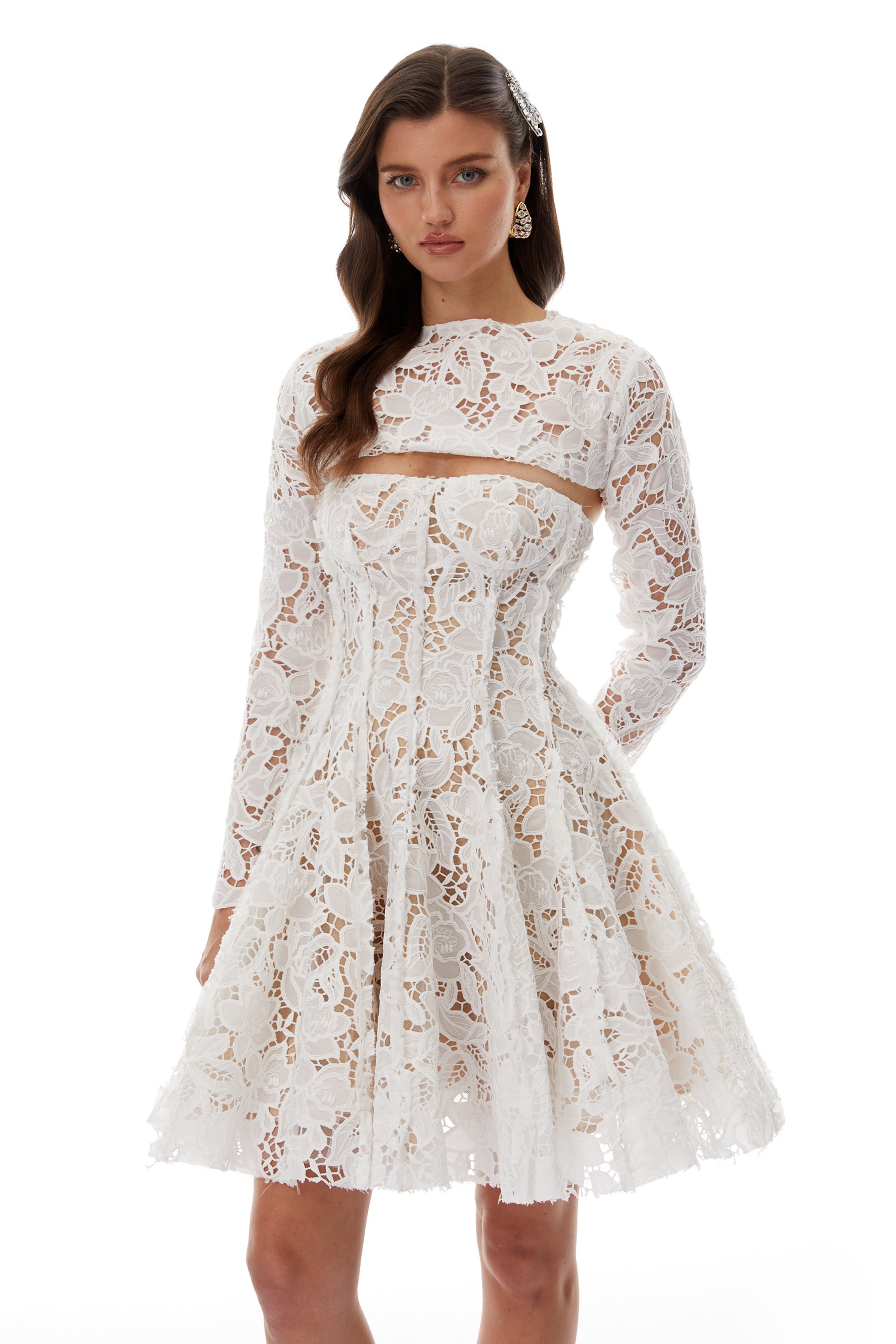فستان قصير أبيض من الدانتيل مع كاب من الدانتيل