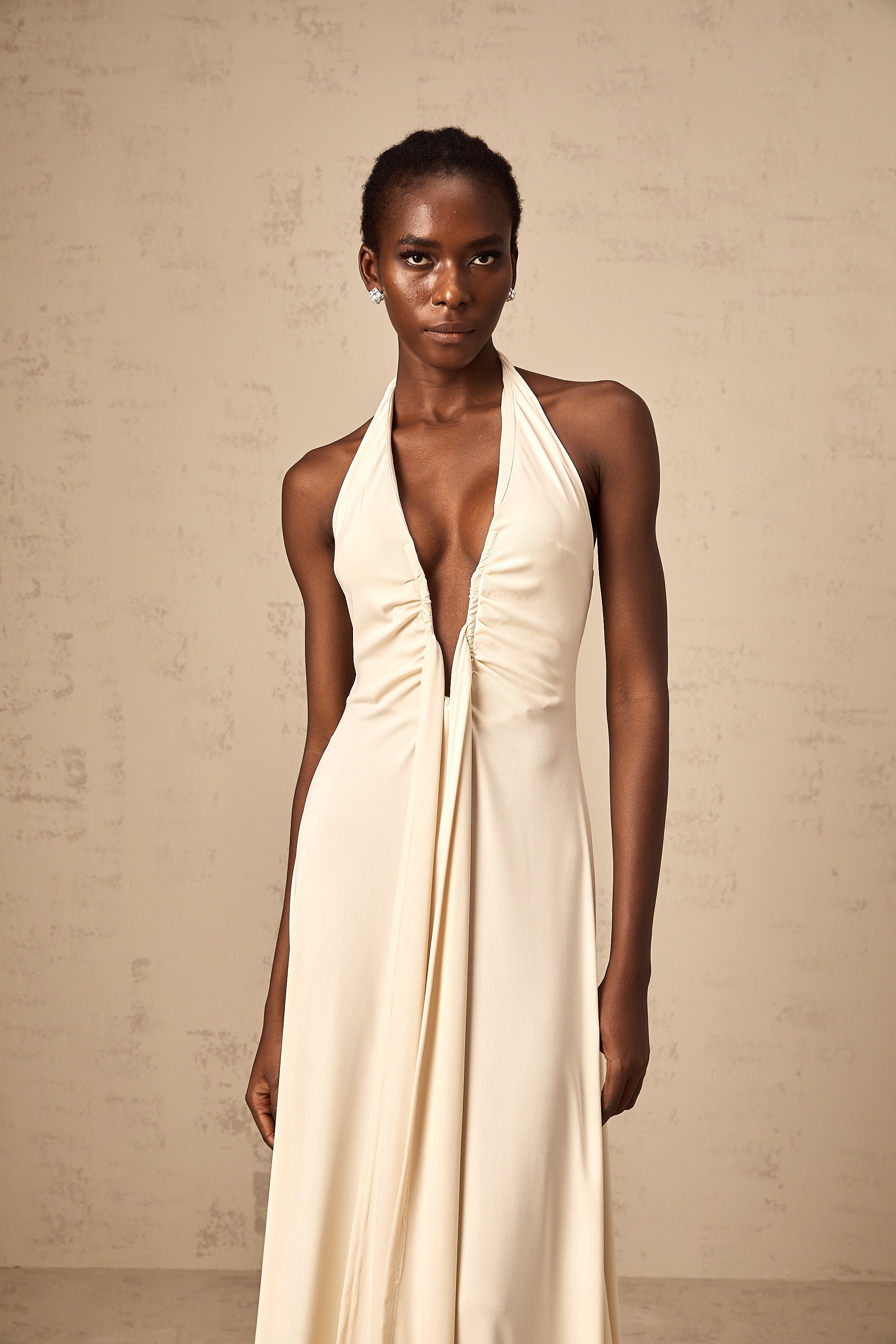 Géraldine – Weißes, drapiertes Maxikleid mit tiefem V-Ausschnitt