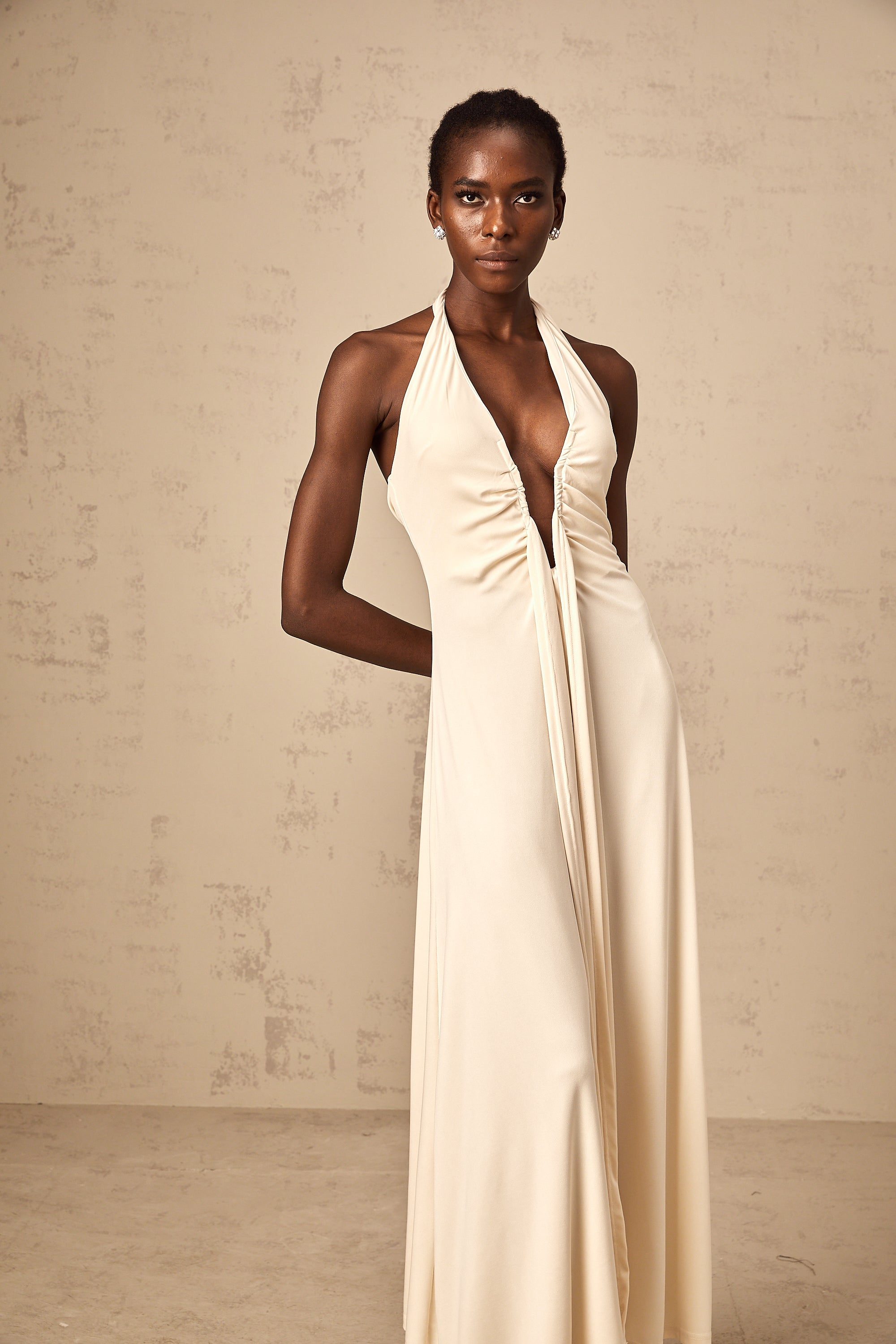 Géraldine – Weißes, drapiertes Maxikleid mit tiefem V-Ausschnitt