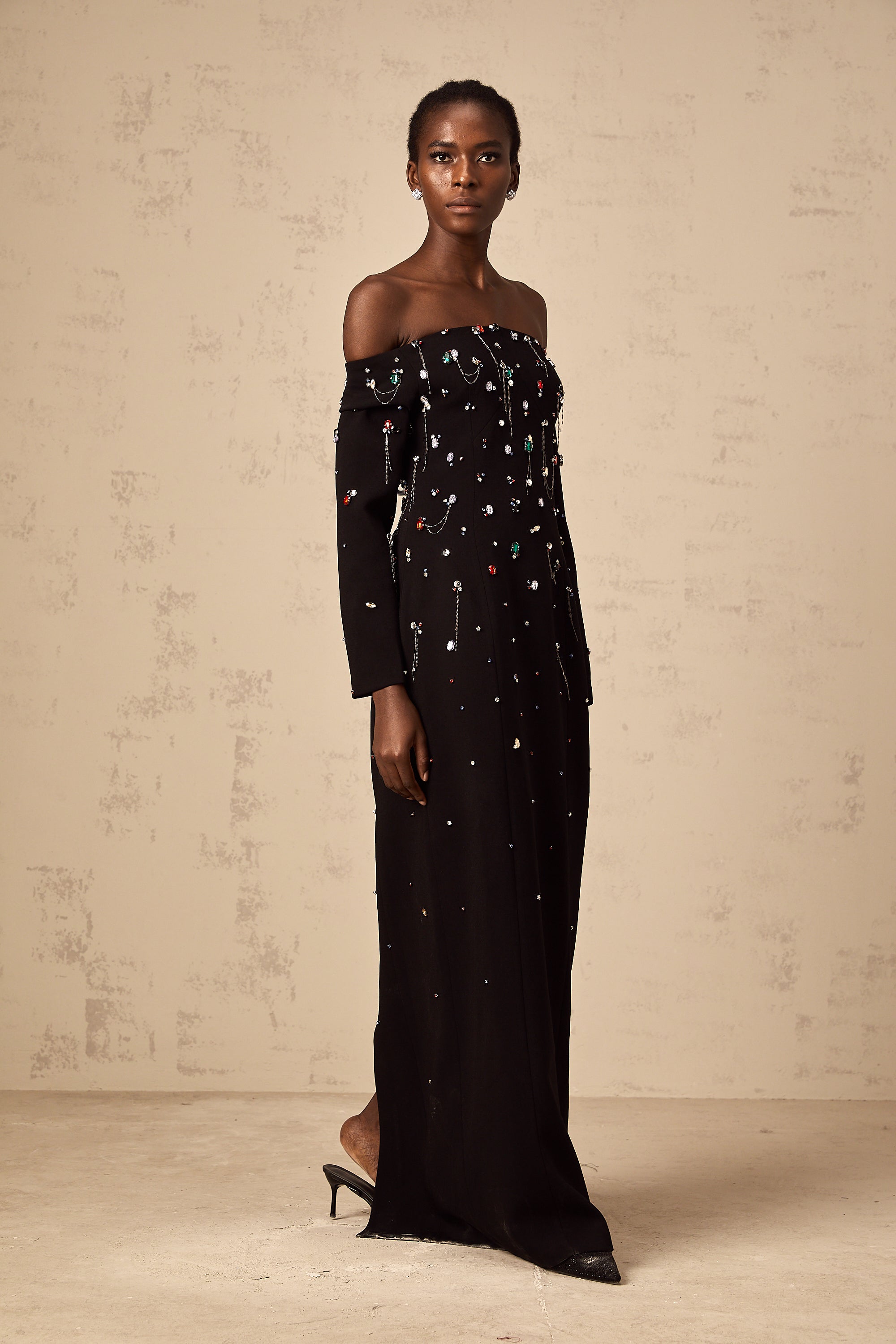 Gabrielle – Schwarzes, schulterfreies Maxikleid mit Kristallen