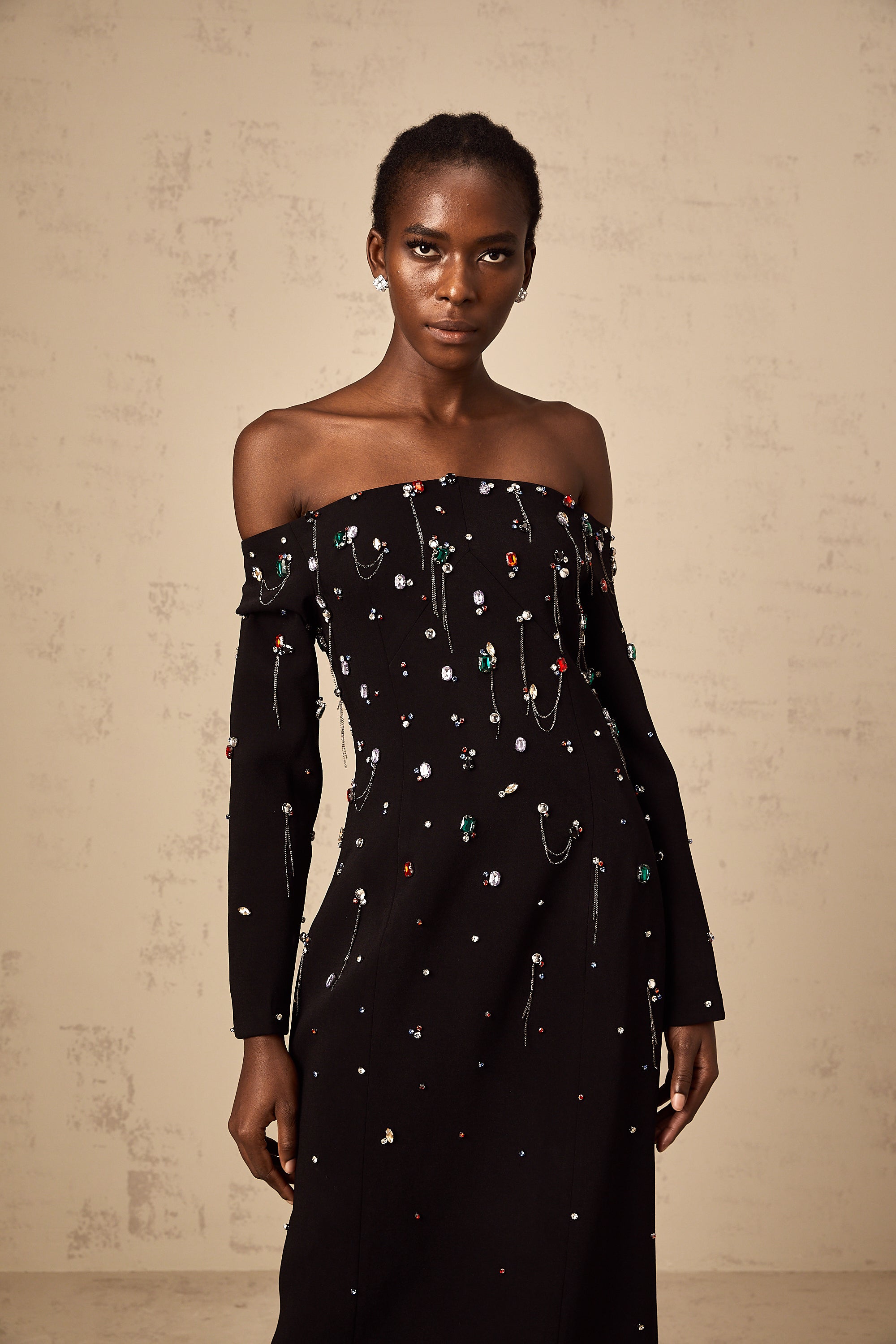 Gabrielle – Schwarzes, schulterfreies Maxikleid mit Kristallen