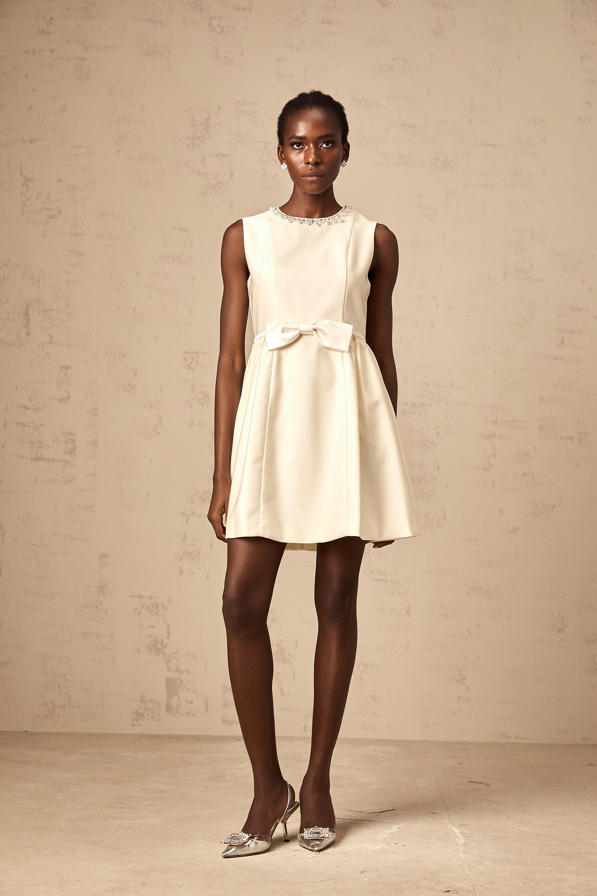 Mini-robe blanche à nœud d'Isabelle (Vente définitive - États-Unis uniquement)