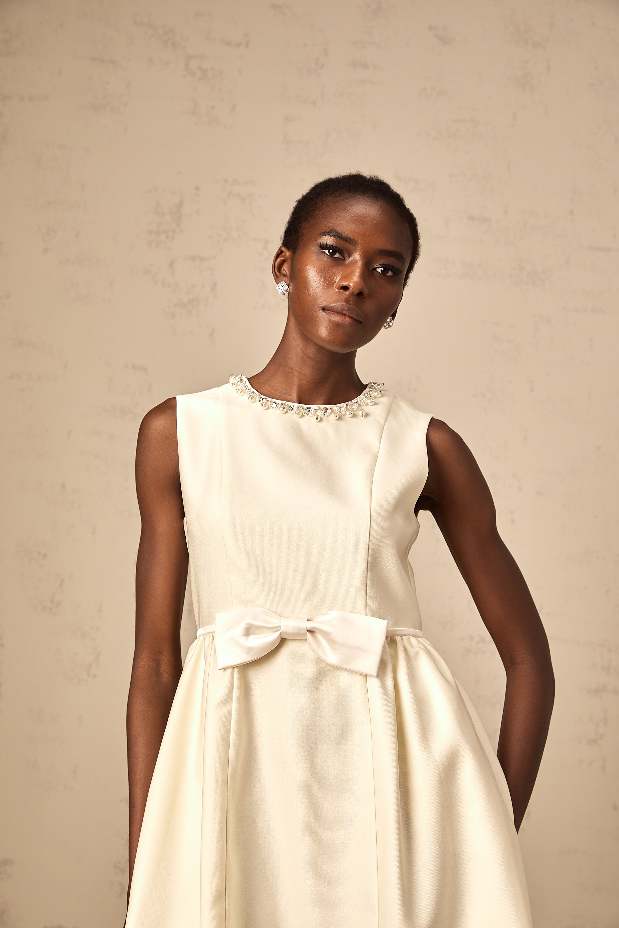Mini-robe blanche à nœud d'Isabelle (Vente définitive - États-Unis uniquement)