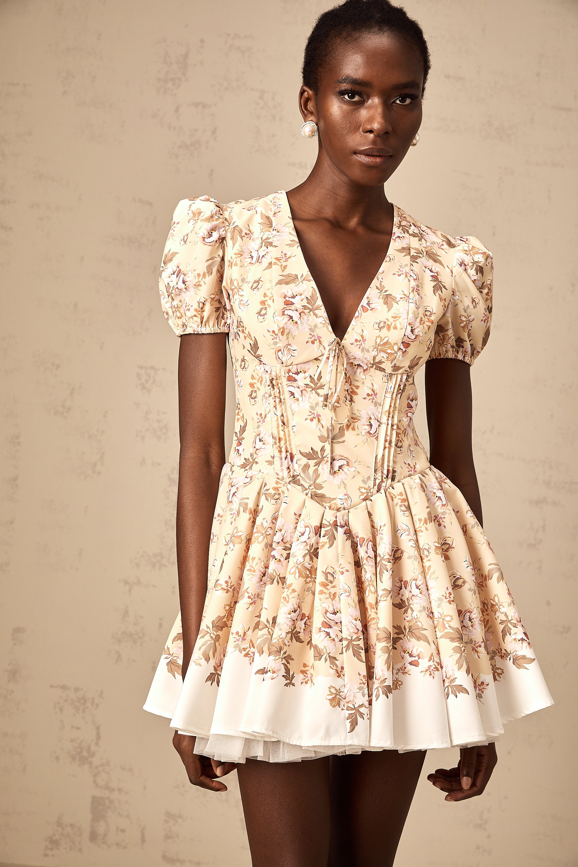 فستان أليزيه قصير مطوي بطبعة زهور صفراء