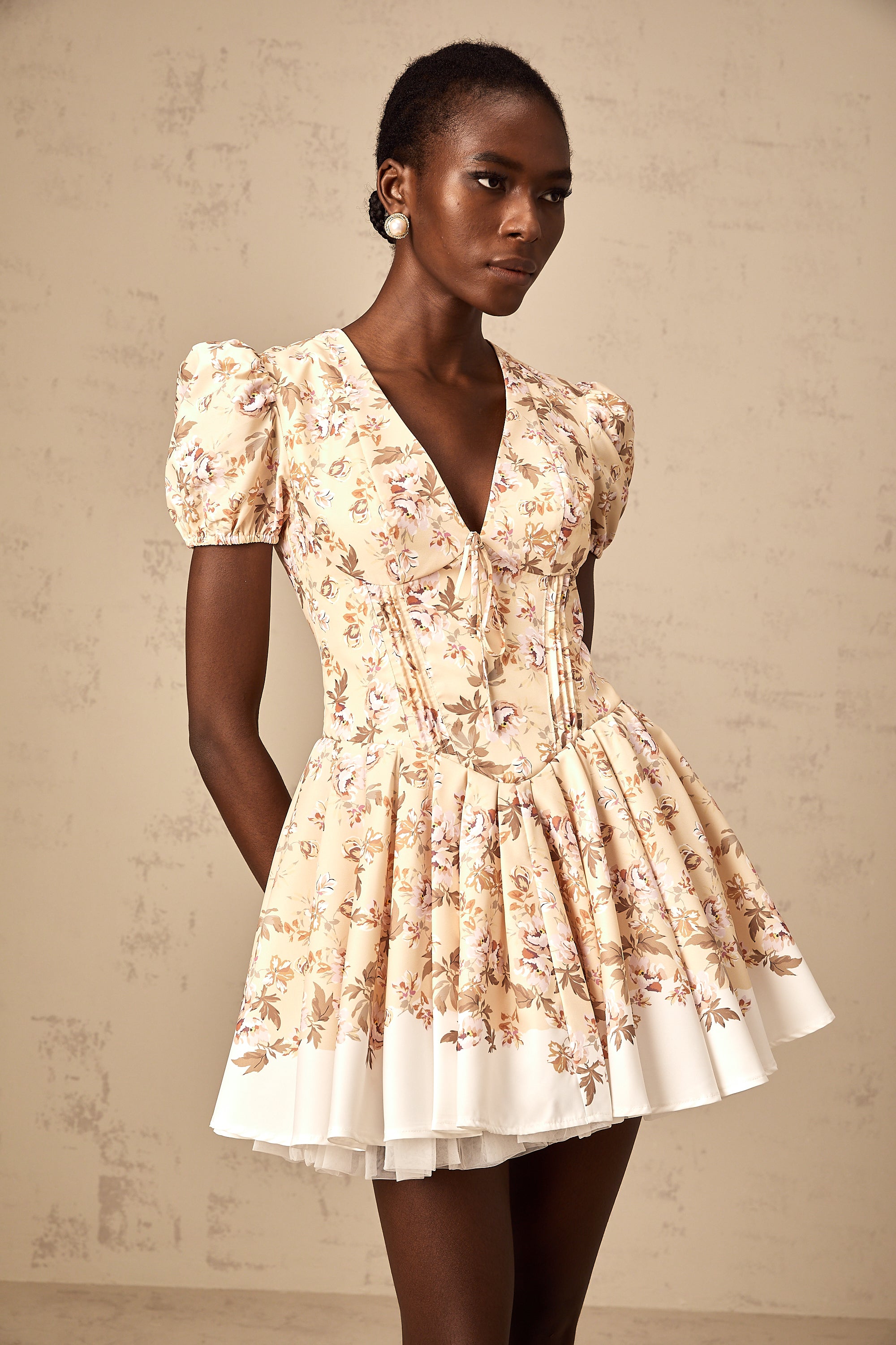 فستان أليزيه قصير مطوي بطبعة زهور صفراء