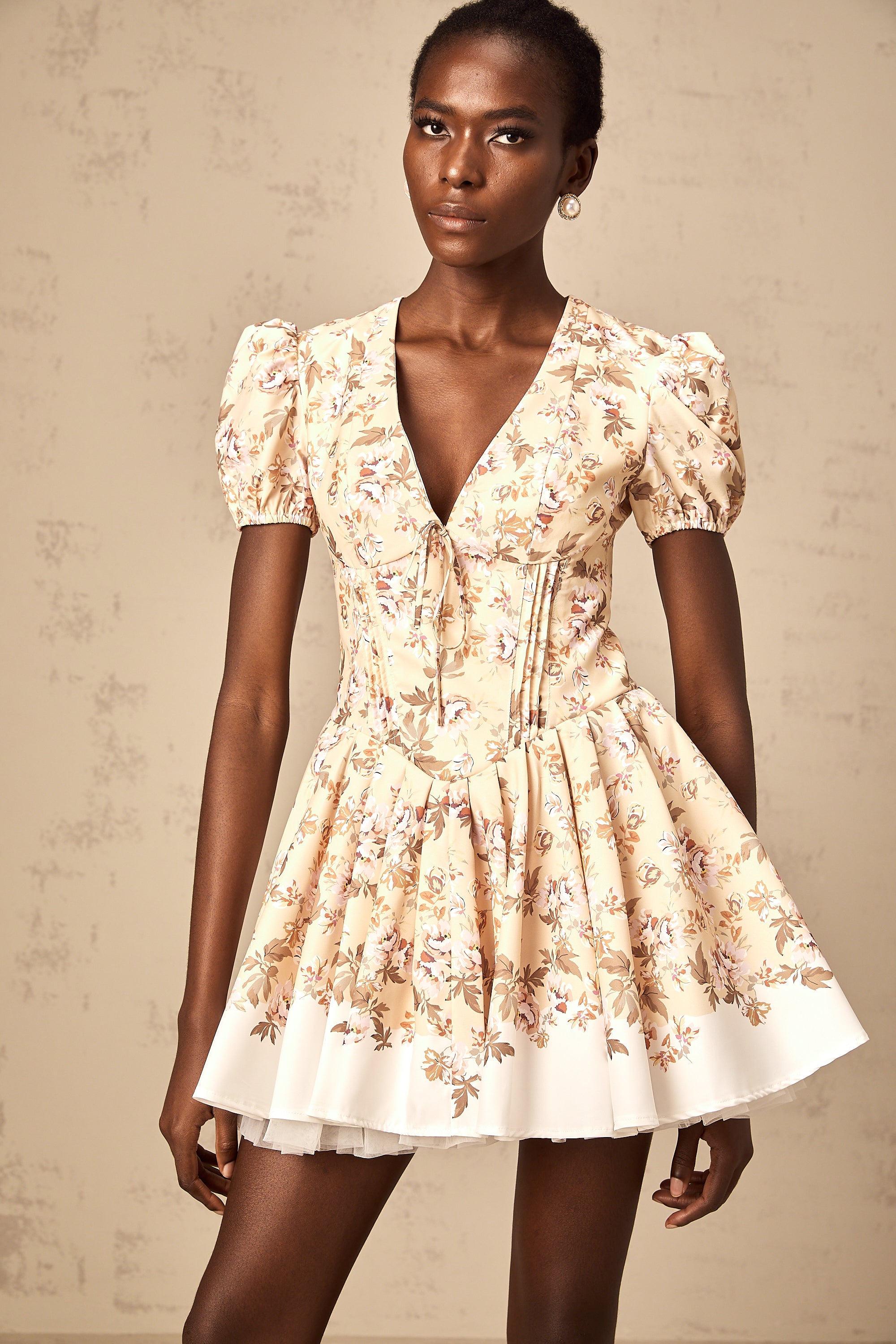 فستان أليزيه قصير مطوي بطبعة زهور صفراء