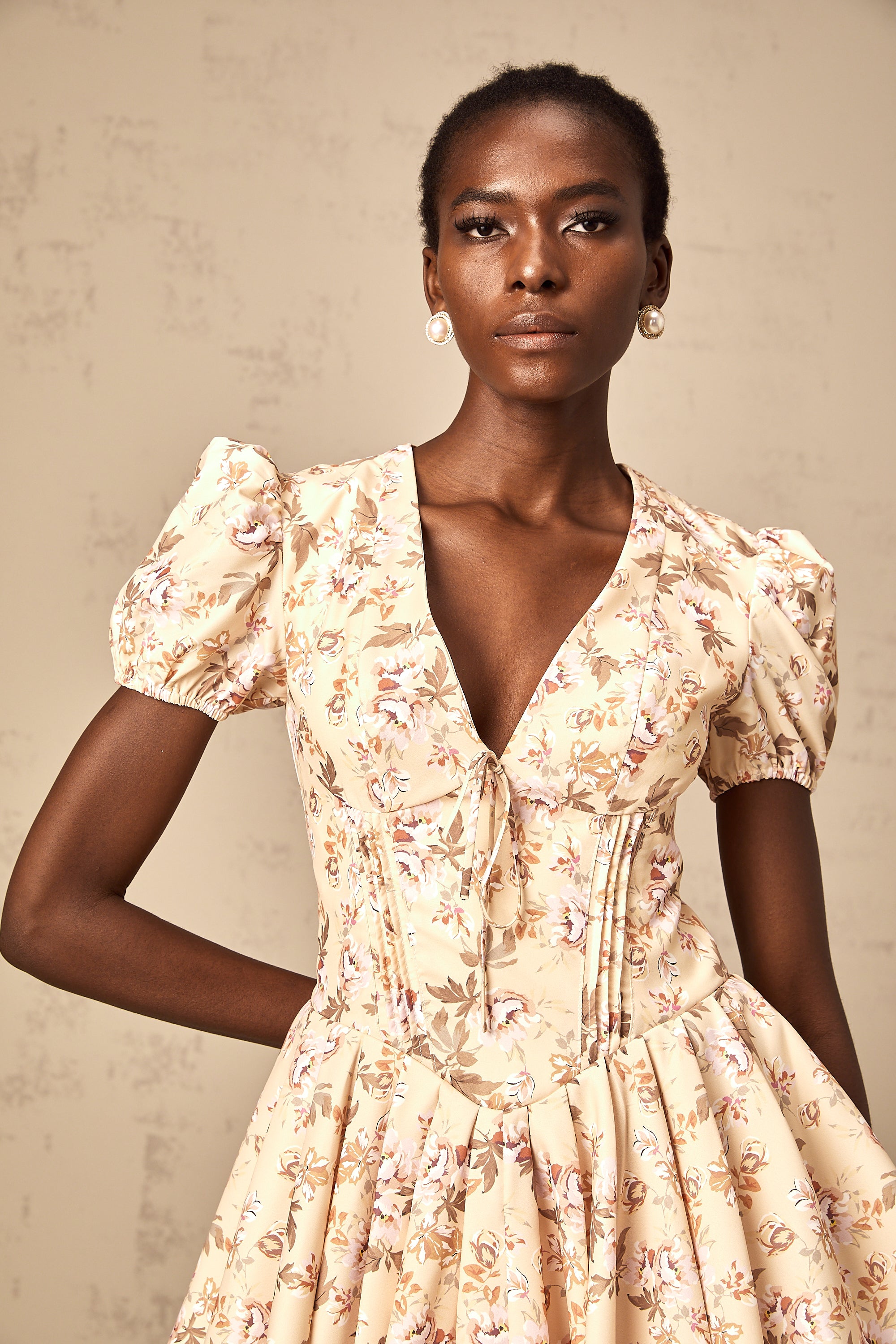 فستان أليزيه قصير مطوي بطبعة زهور صفراء