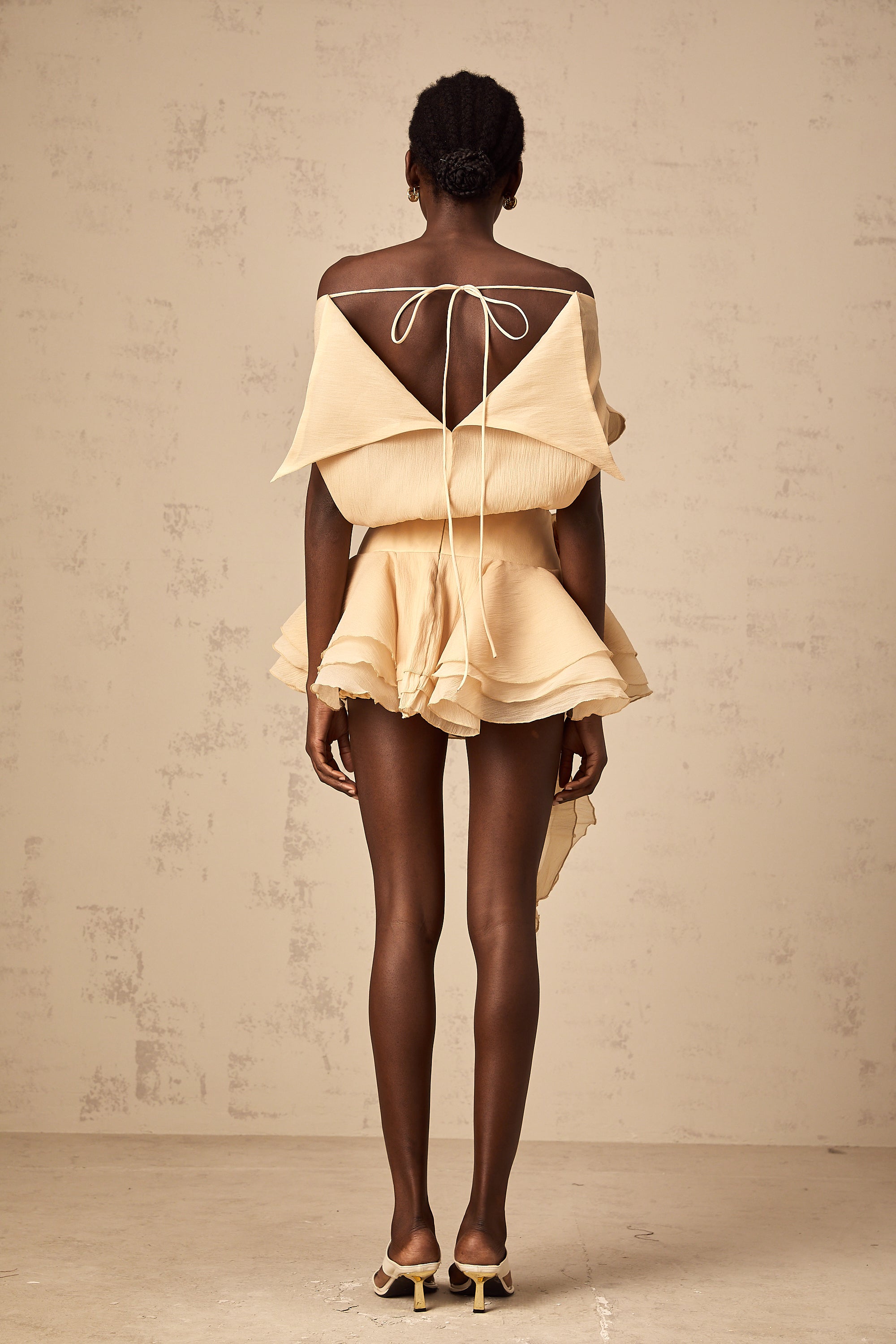 فستان قصير من Amélie مزين بالزهور باللون المحايد