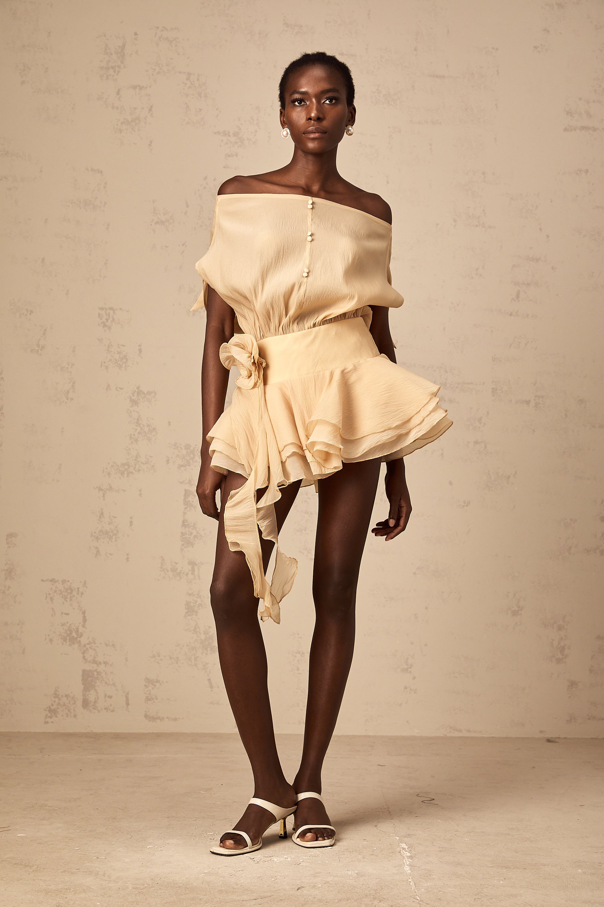 فستان قصير من Amélie مزين بالزهور باللون المحايد