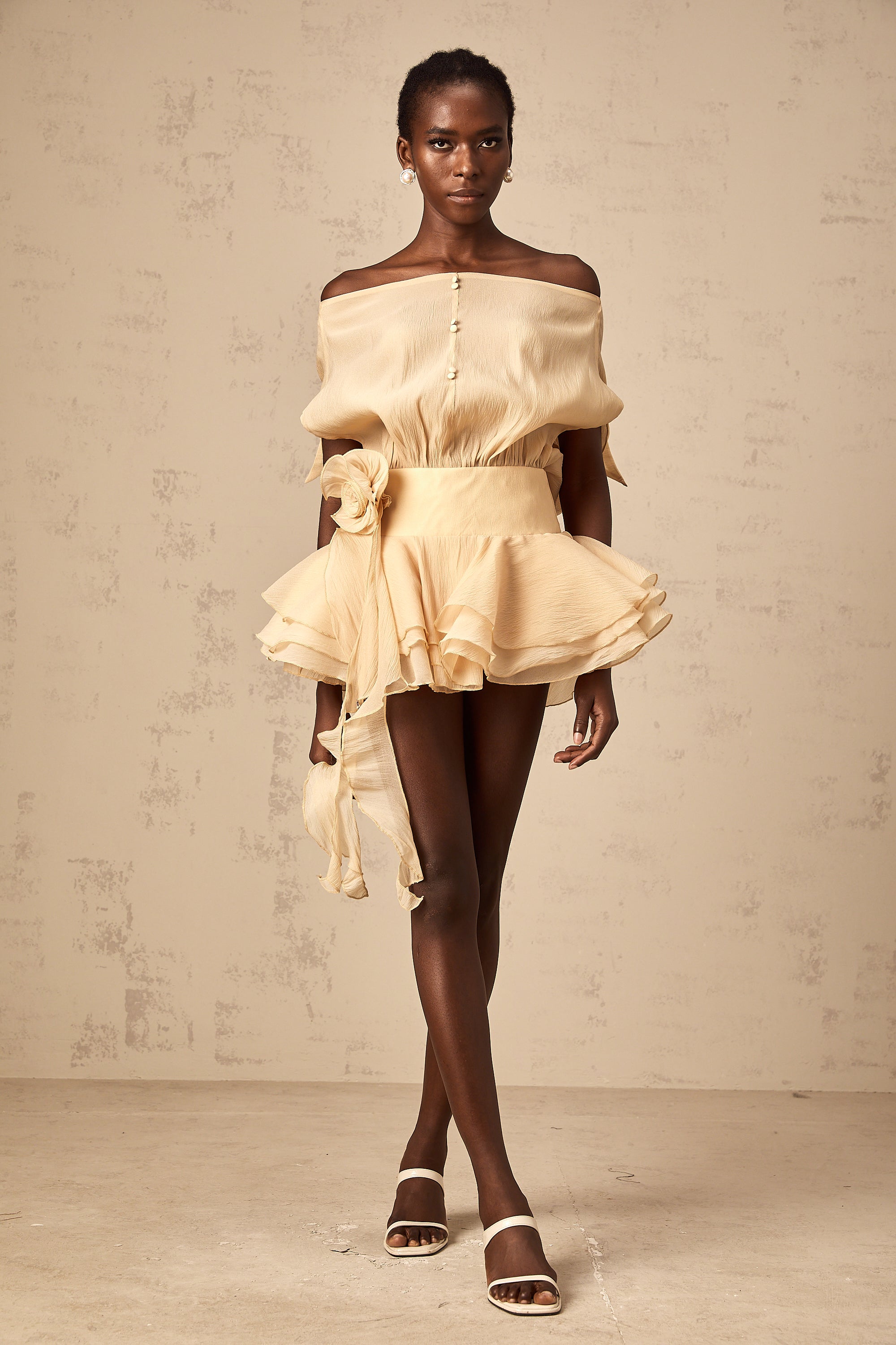 فستان قصير من Amélie مزين بالزهور باللون المحايد