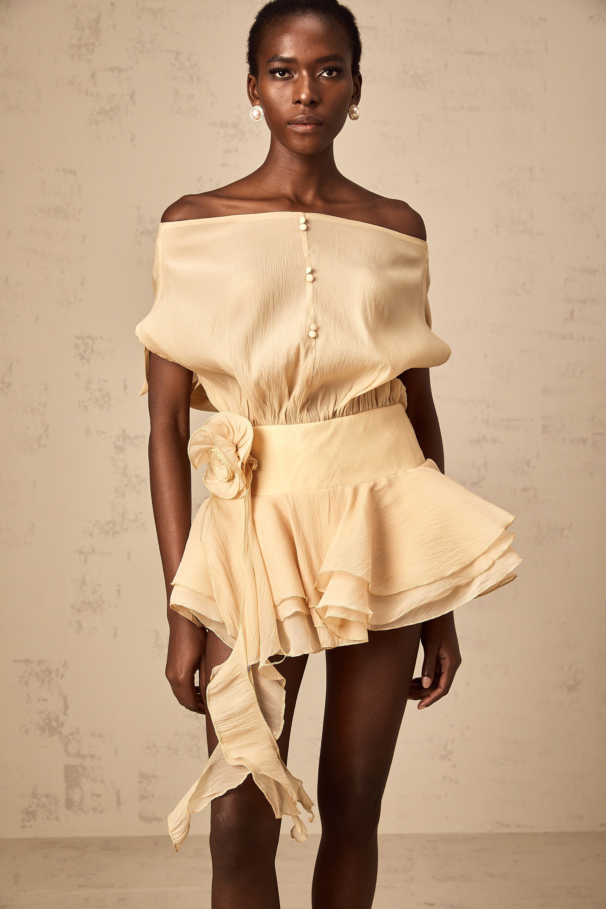 فستان قصير من Amélie مزين بالزهور باللون المحايد