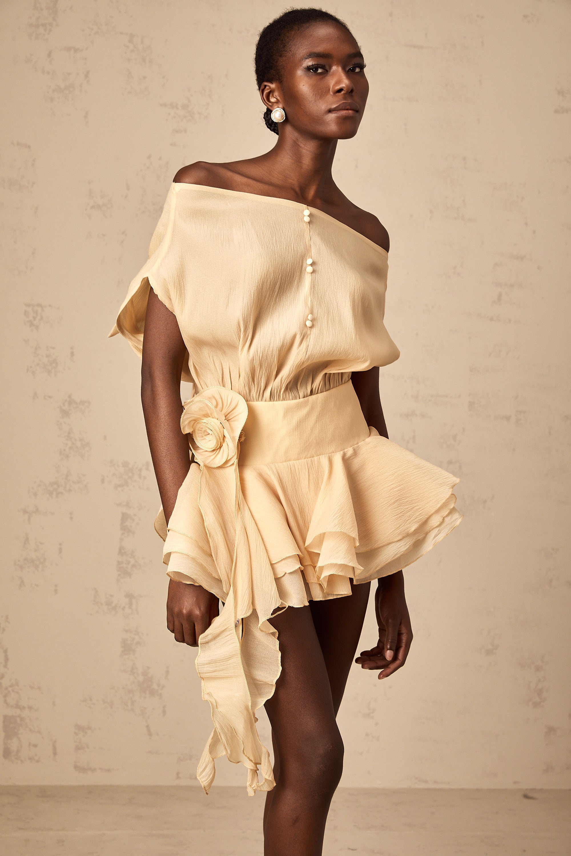 فستان قصير من Amélie مزين بالزهور باللون المحايد