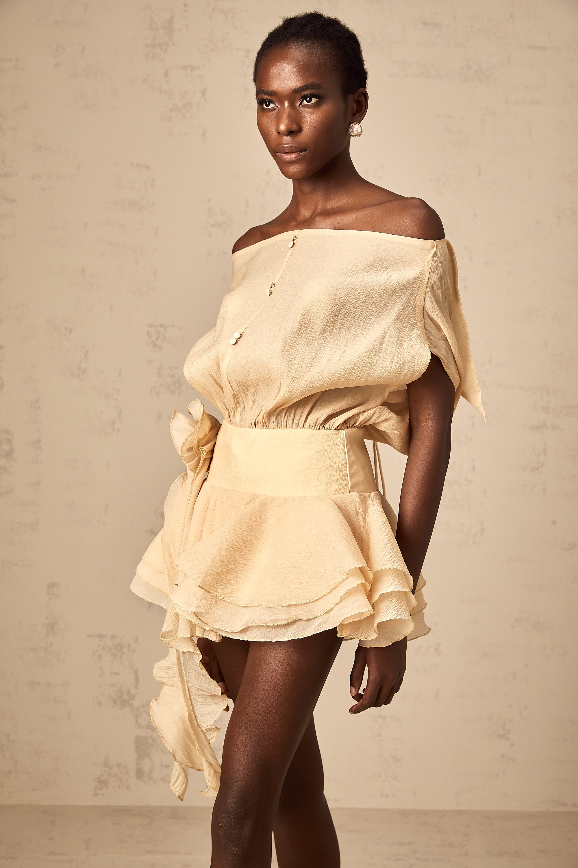 فستان قصير من Amélie مزين بالزهور باللون المحايد