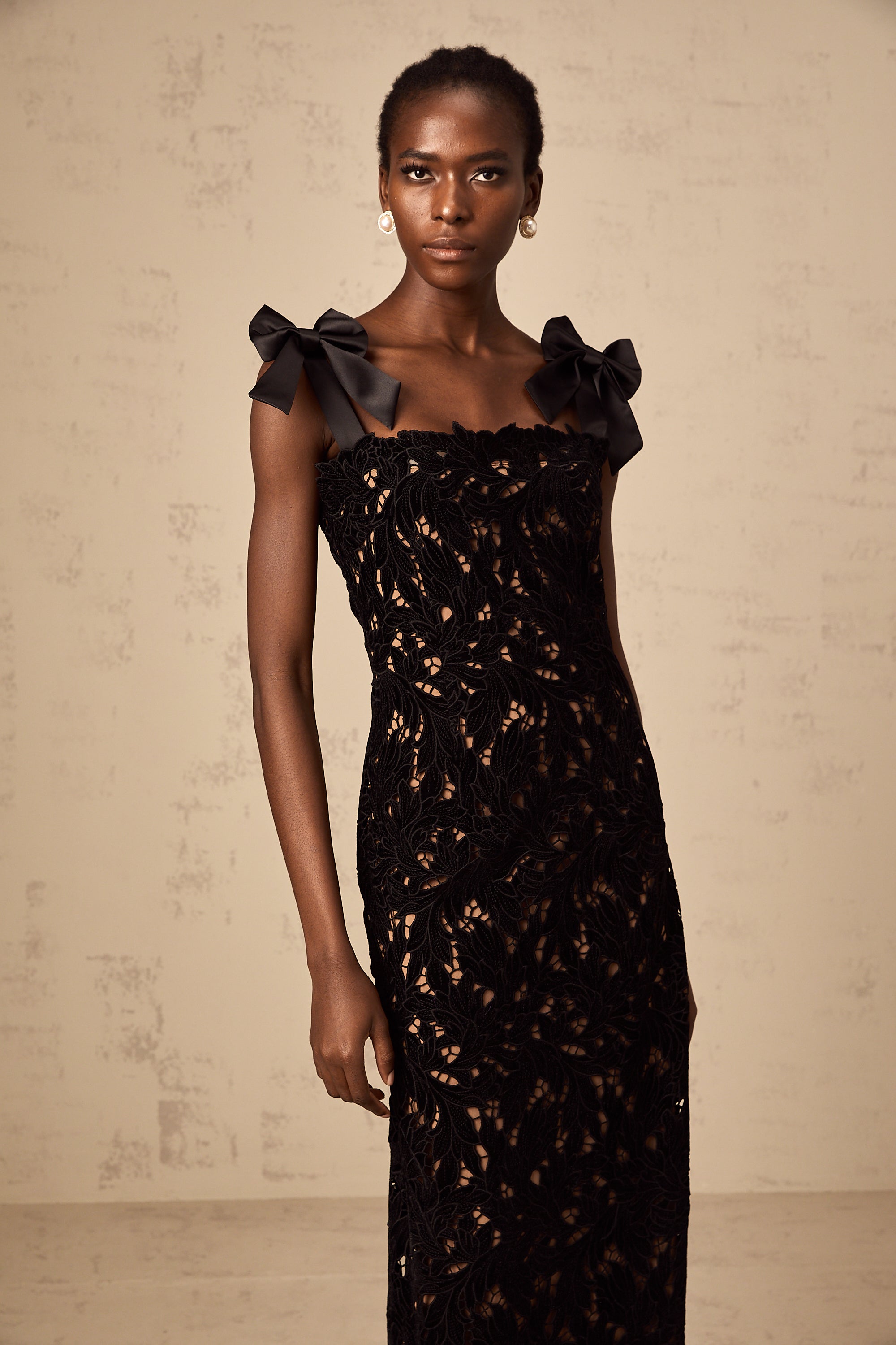 Schwarzes Maxikleid mit Blumenstickerei Eloise