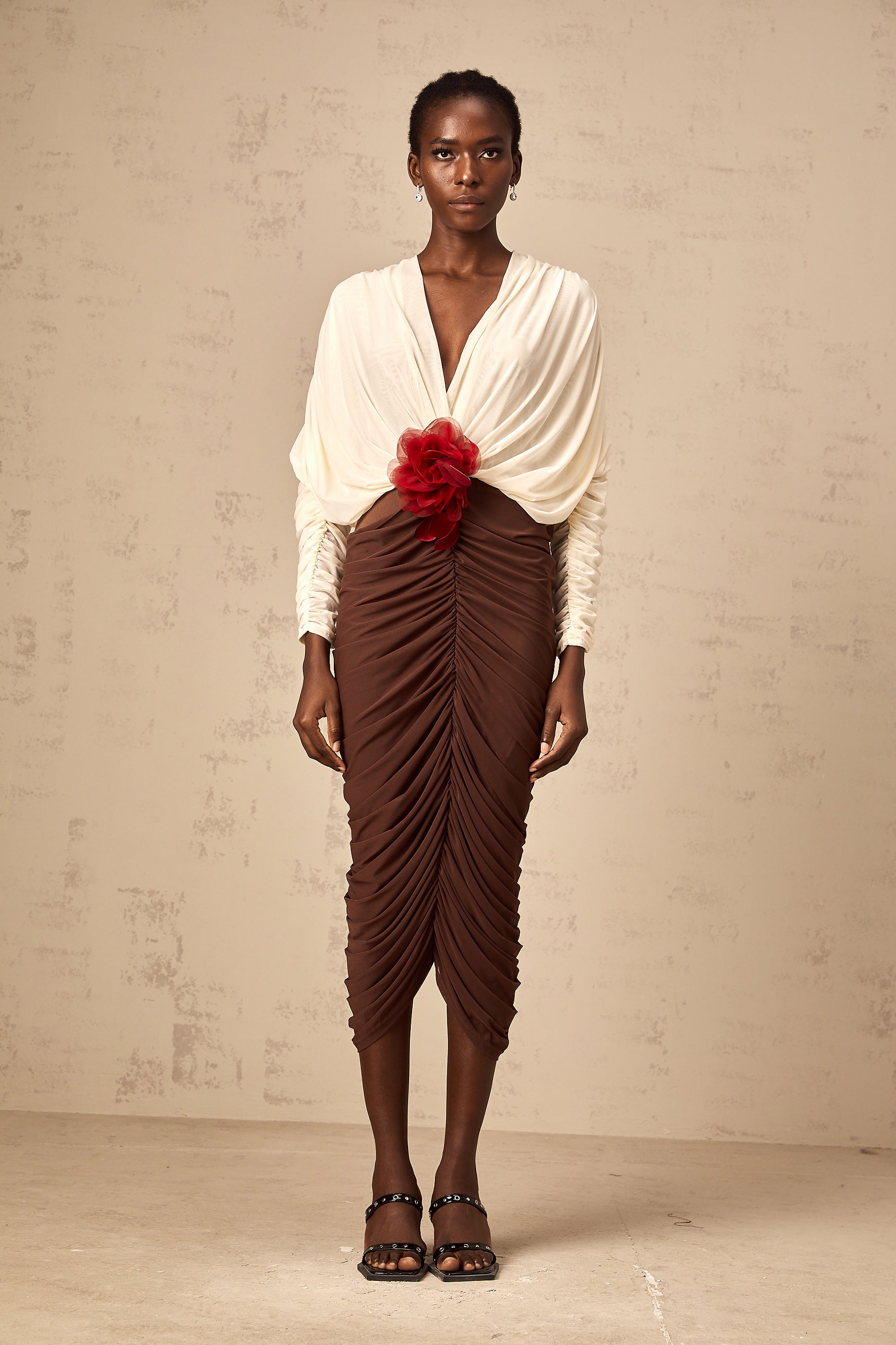 فستان متوسط الطول من Léontine مزين ببروش زهور متعدد الألوان