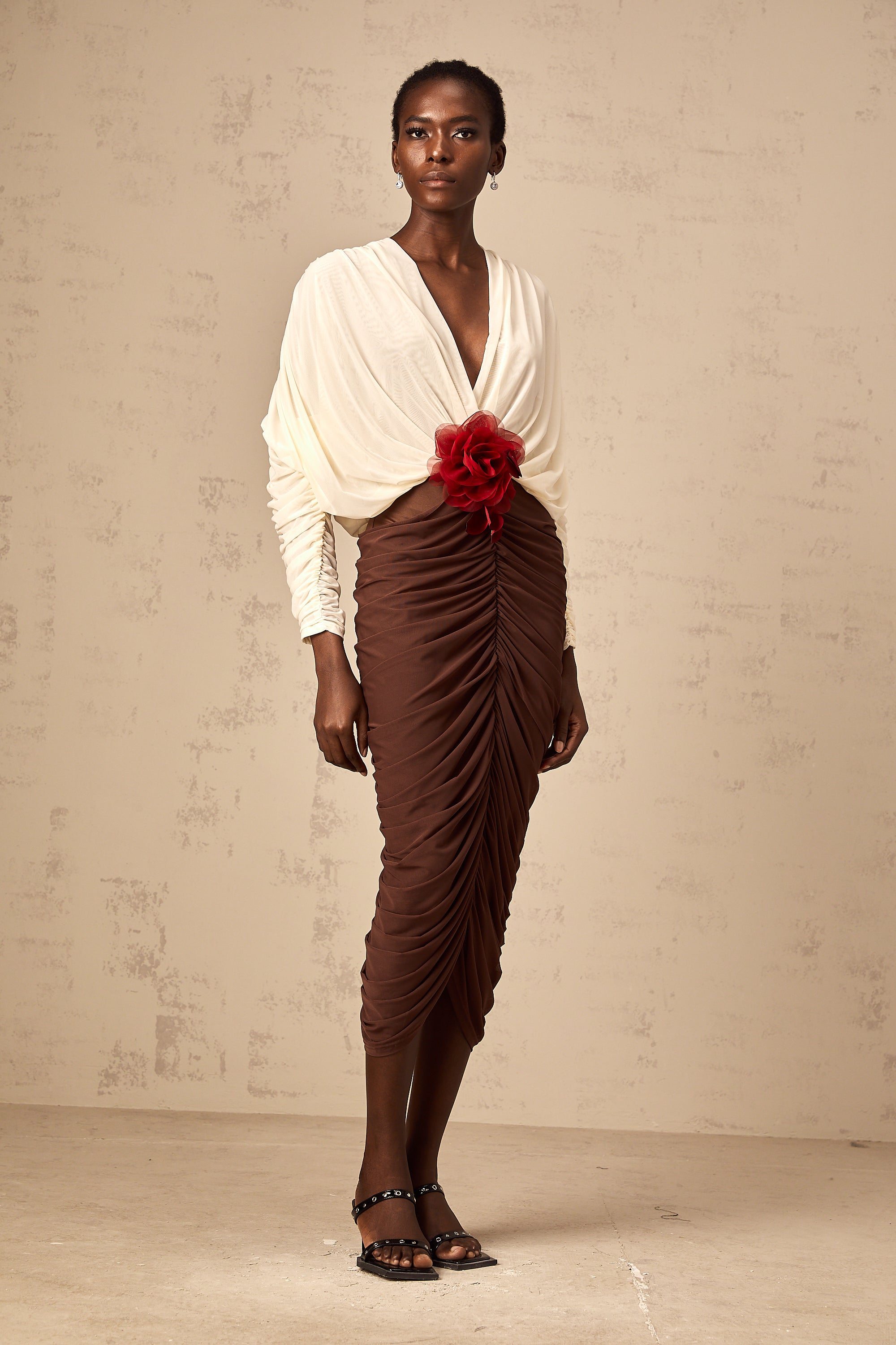 فستان متوسط الطول من Léontine مزين ببروش زهور متعدد الألوان