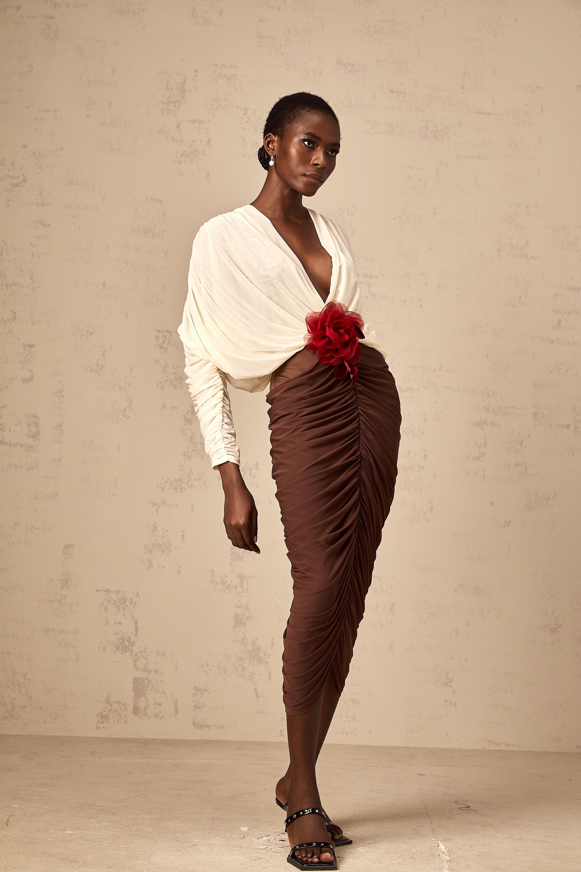 فستان متوسط الطول من Léontine مزين ببروش زهور متعدد الألوان