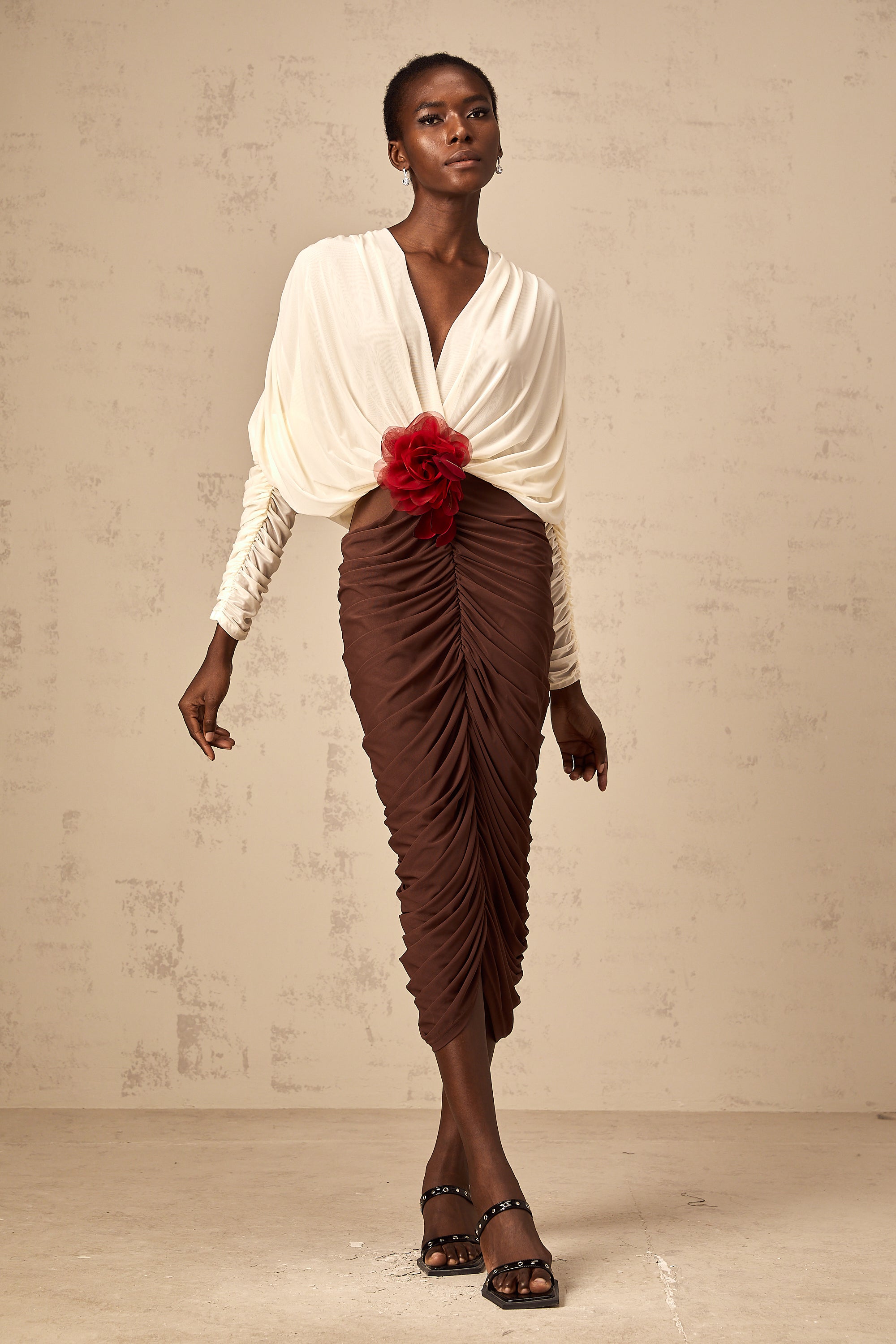 فستان متوسط الطول من Léontine مزين ببروش زهور متعدد الألوان