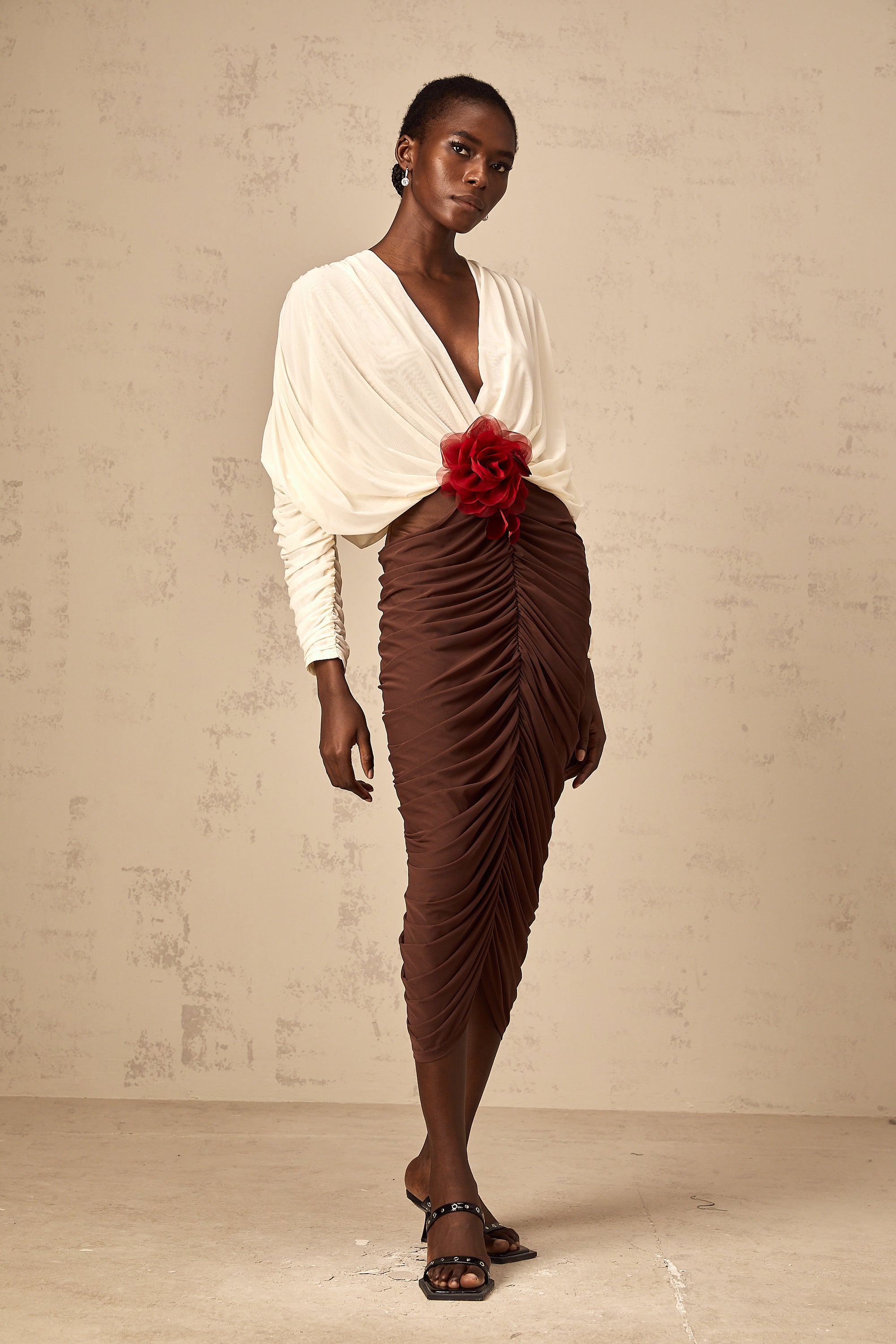 فستان متوسط الطول من Léontine مزين ببروش زهور متعدد الألوان