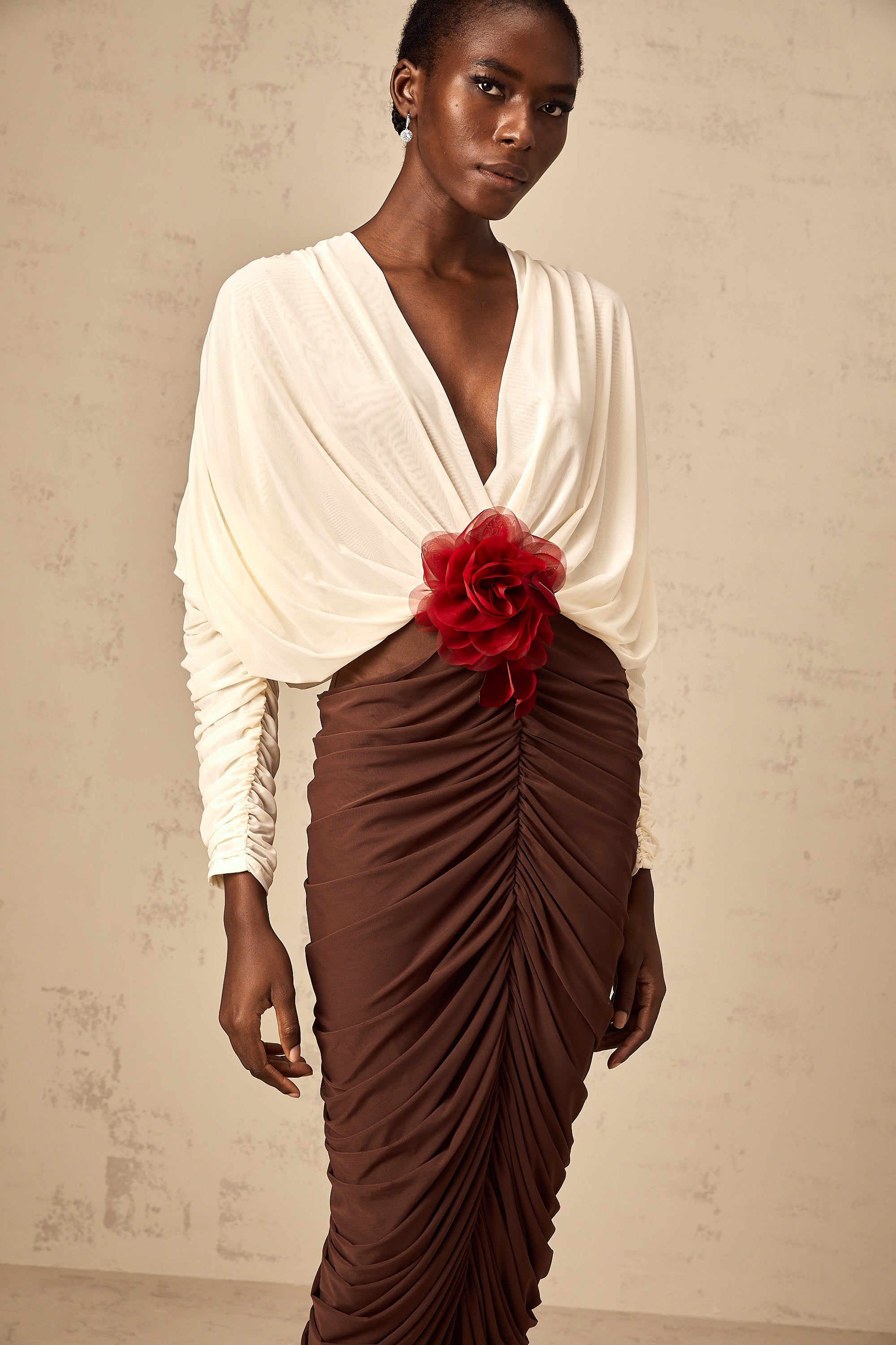 فستان متوسط الطول من Léontine مزين ببروش زهور متعدد الألوان