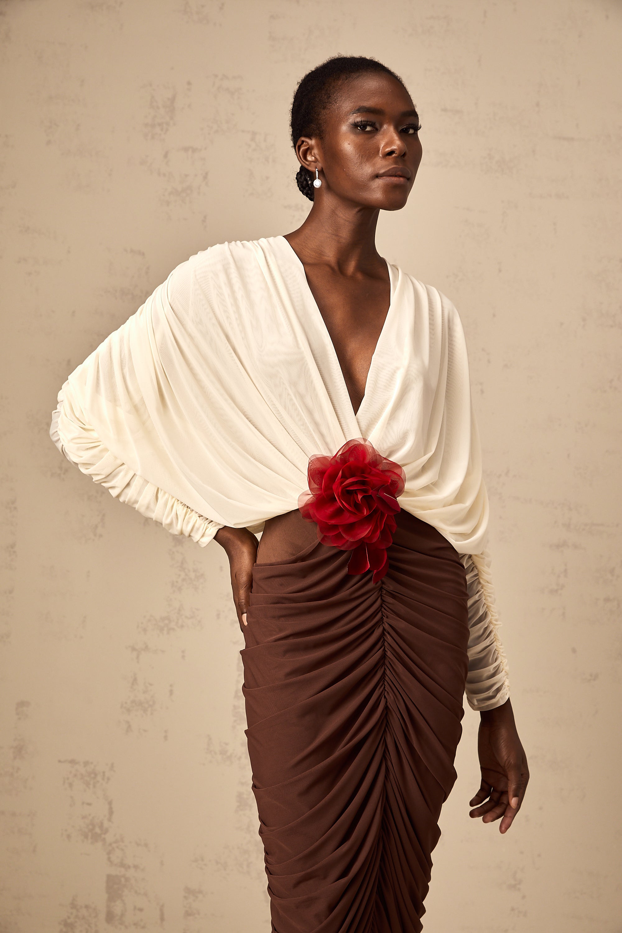 فستان متوسط الطول من Léontine مزين ببروش زهور متعدد الألوان