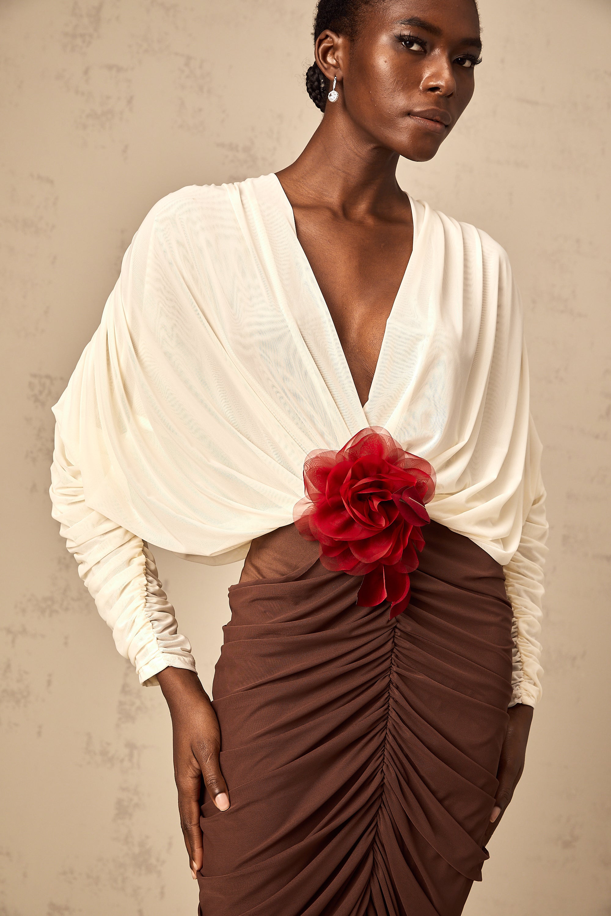 فستان متوسط الطول من Léontine مزين ببروش زهور متعدد الألوان