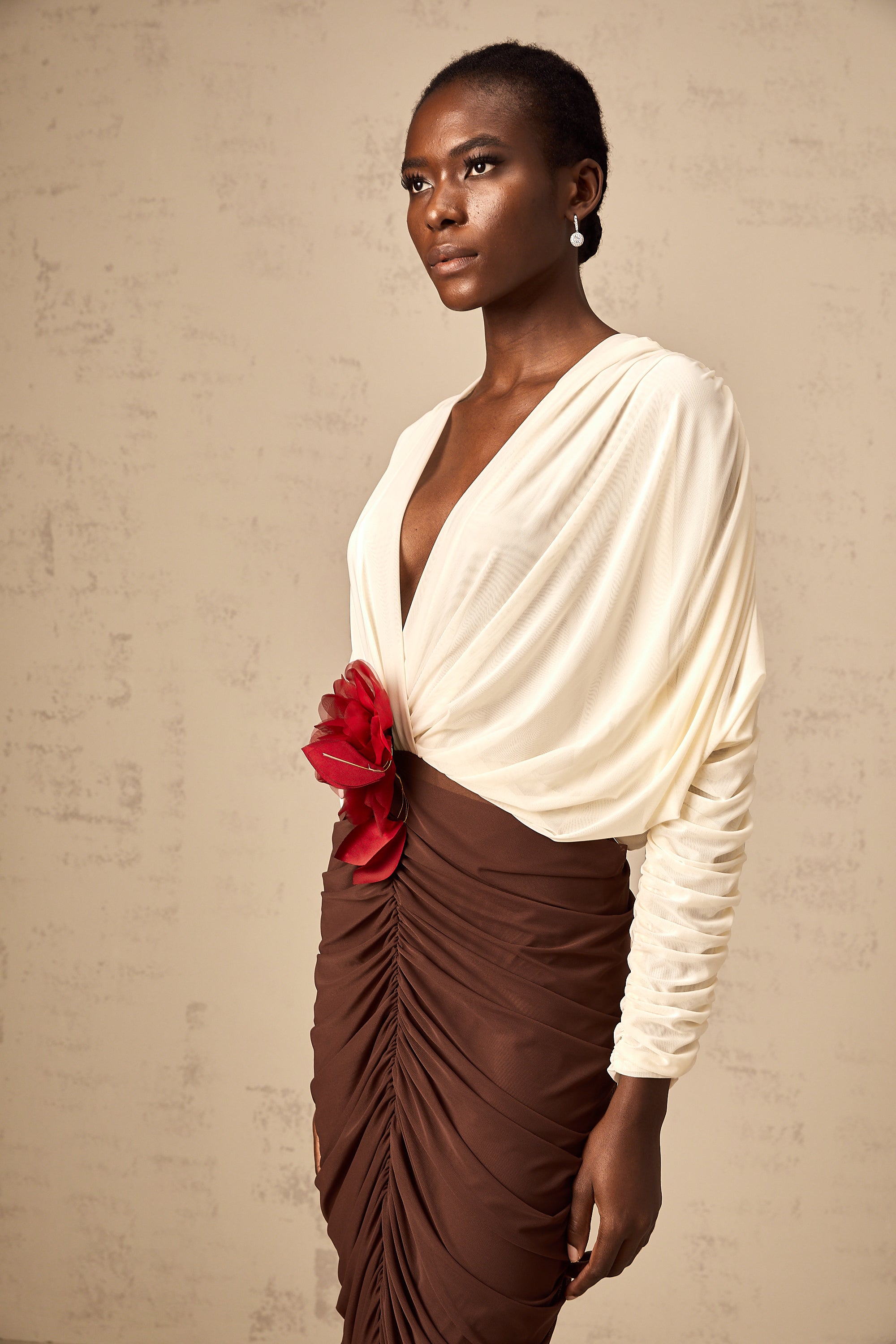 فستان متوسط الطول من Léontine مزين ببروش زهور متعدد الألوان