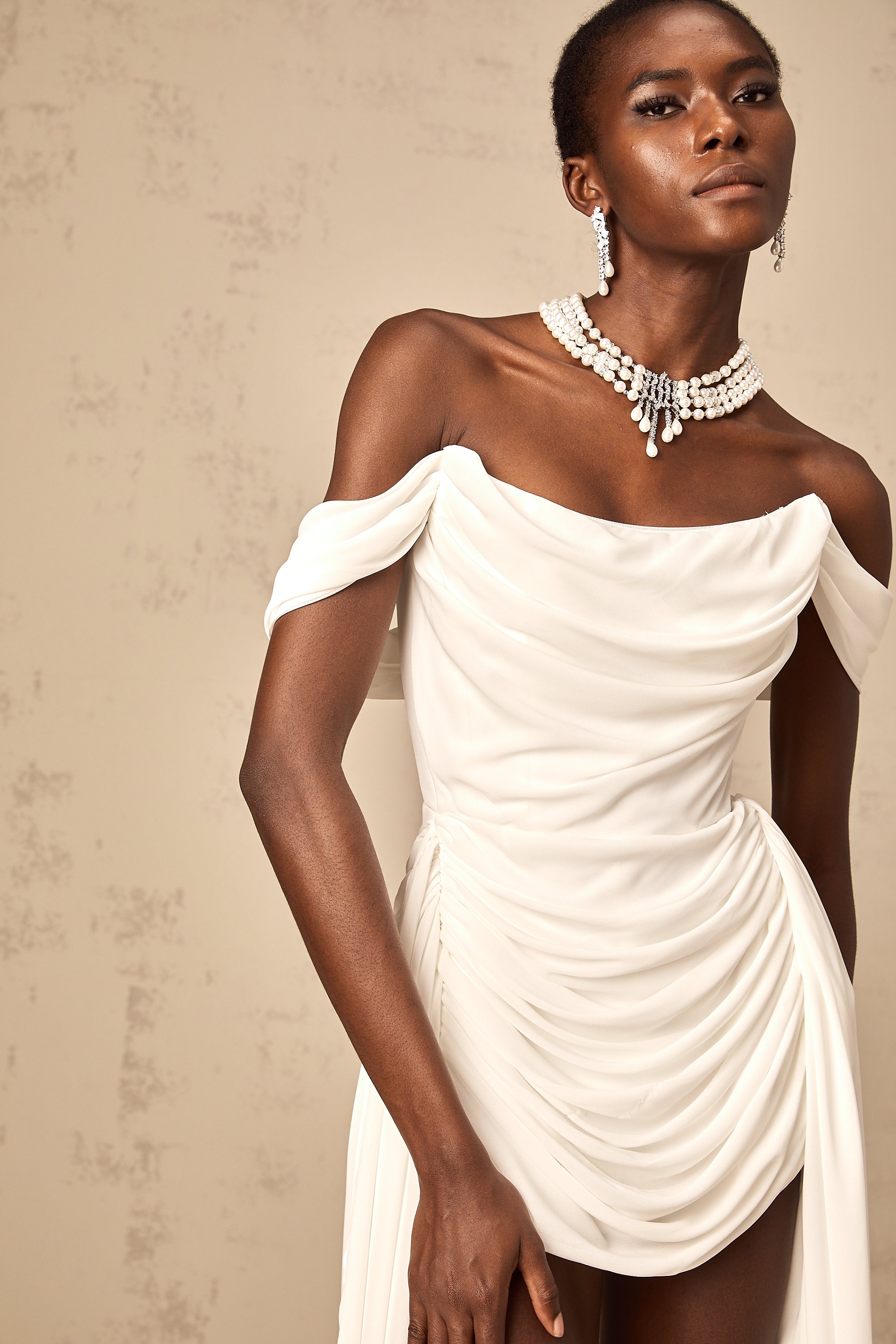 فستان جيتا القصير ذو التصميم الشريطي باللون الأبيض