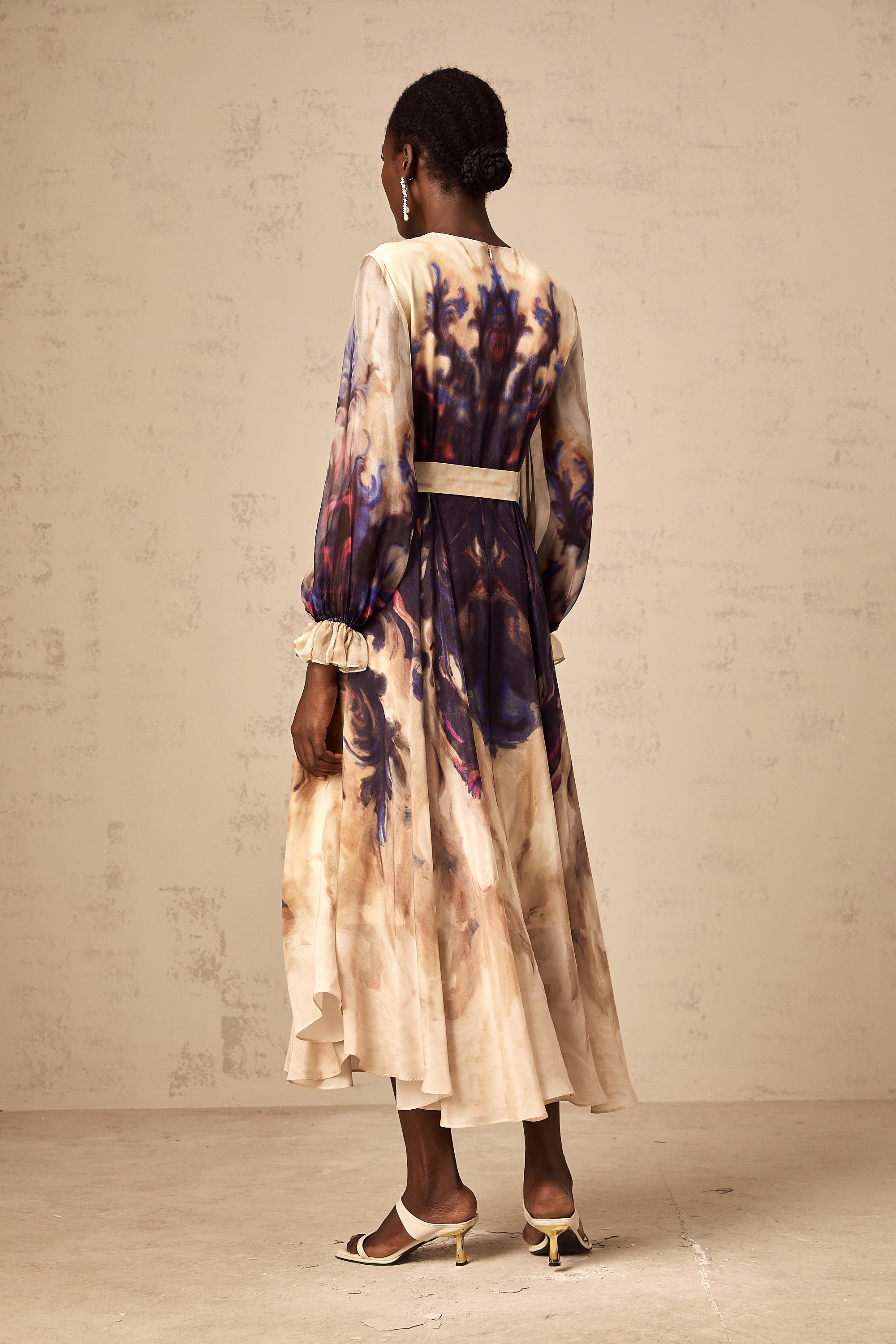 فستان حريري متوسط الطول بطبعة جرافيتي ملطخة من أوربين