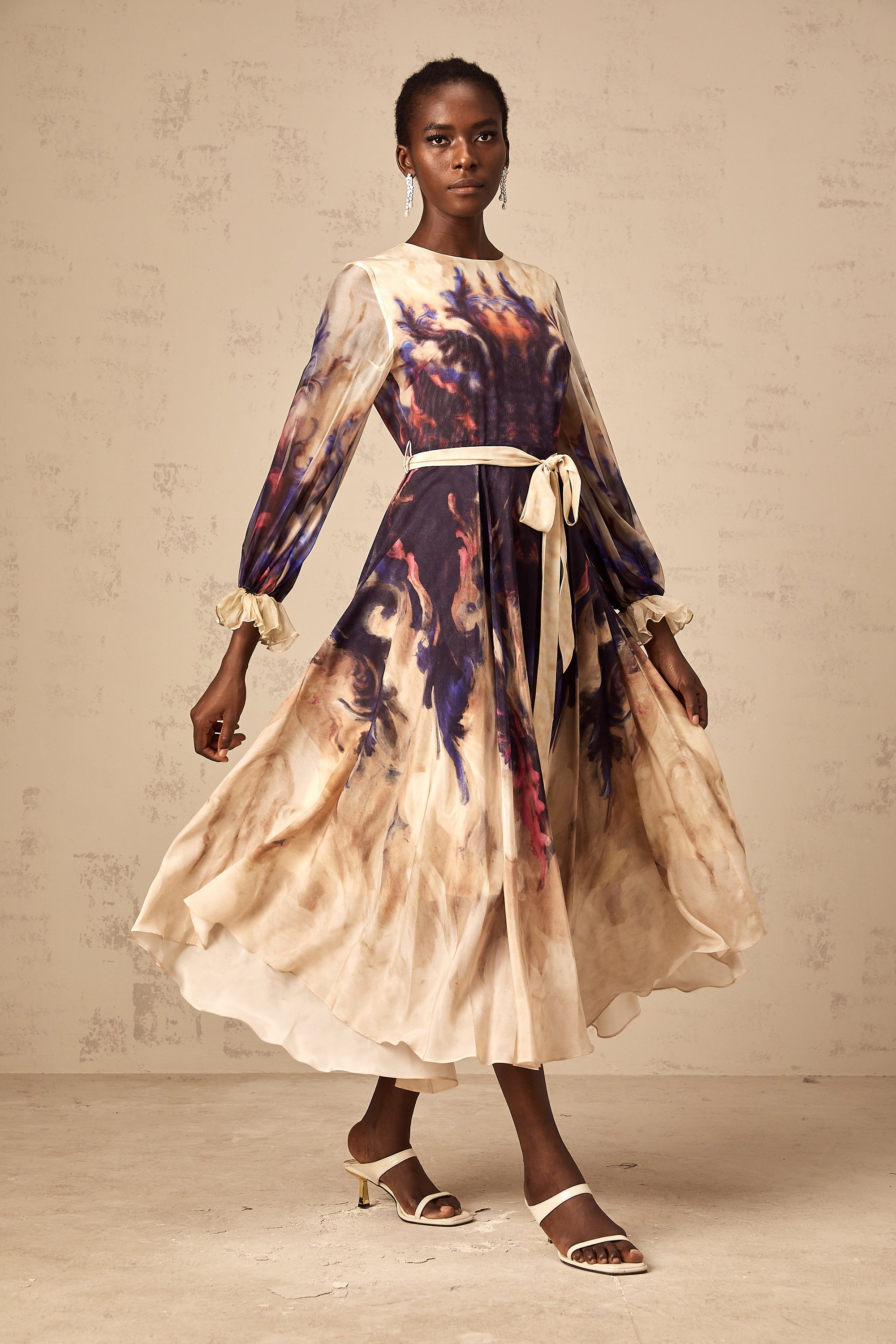 فستان حريري متوسط الطول بطبعة جرافيتي ملطخة من أوربين