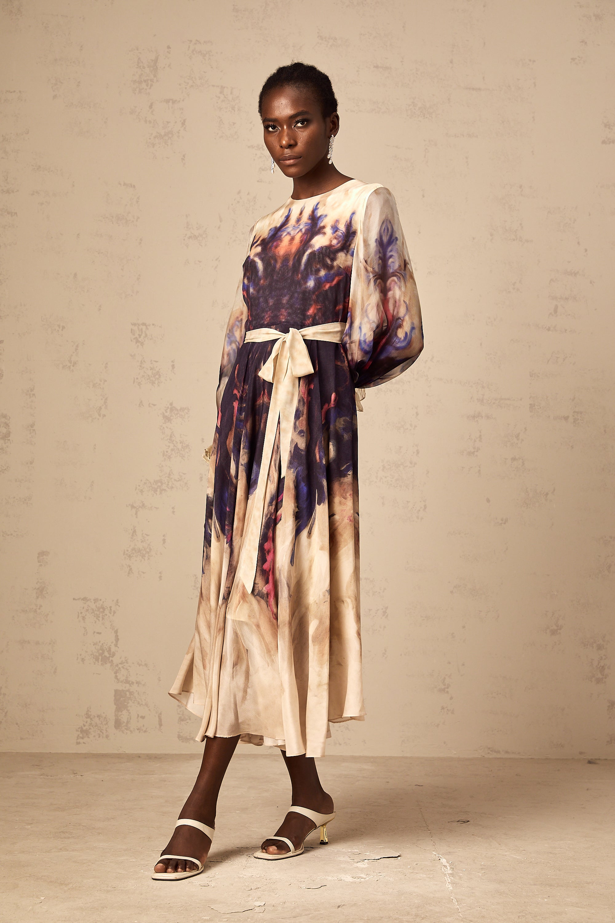 فستان حريري متوسط الطول بطبعة جرافيتي ملطخة من أوربين