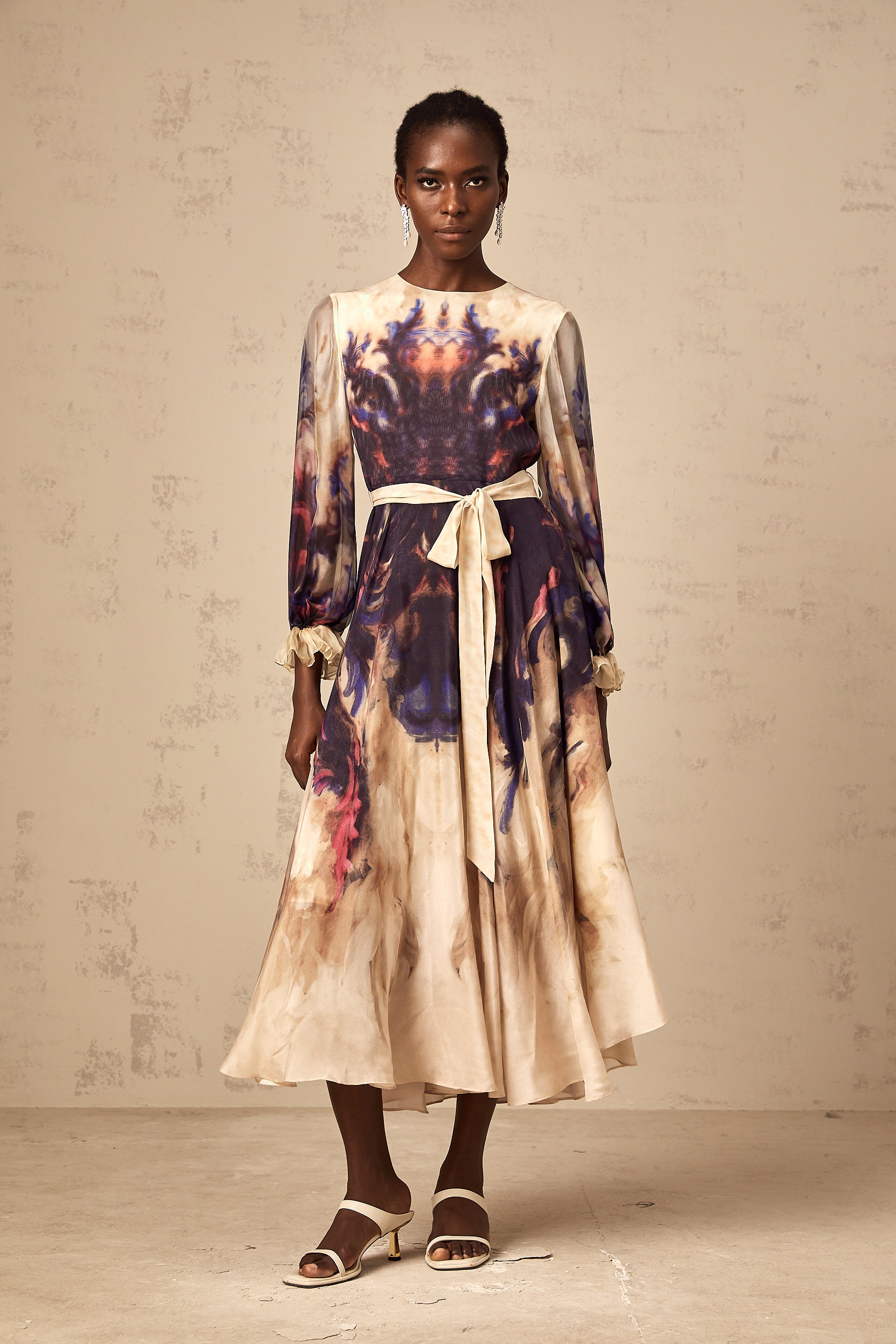 فستان حريري متوسط الطول بطبعة جرافيتي ملطخة من أوربين