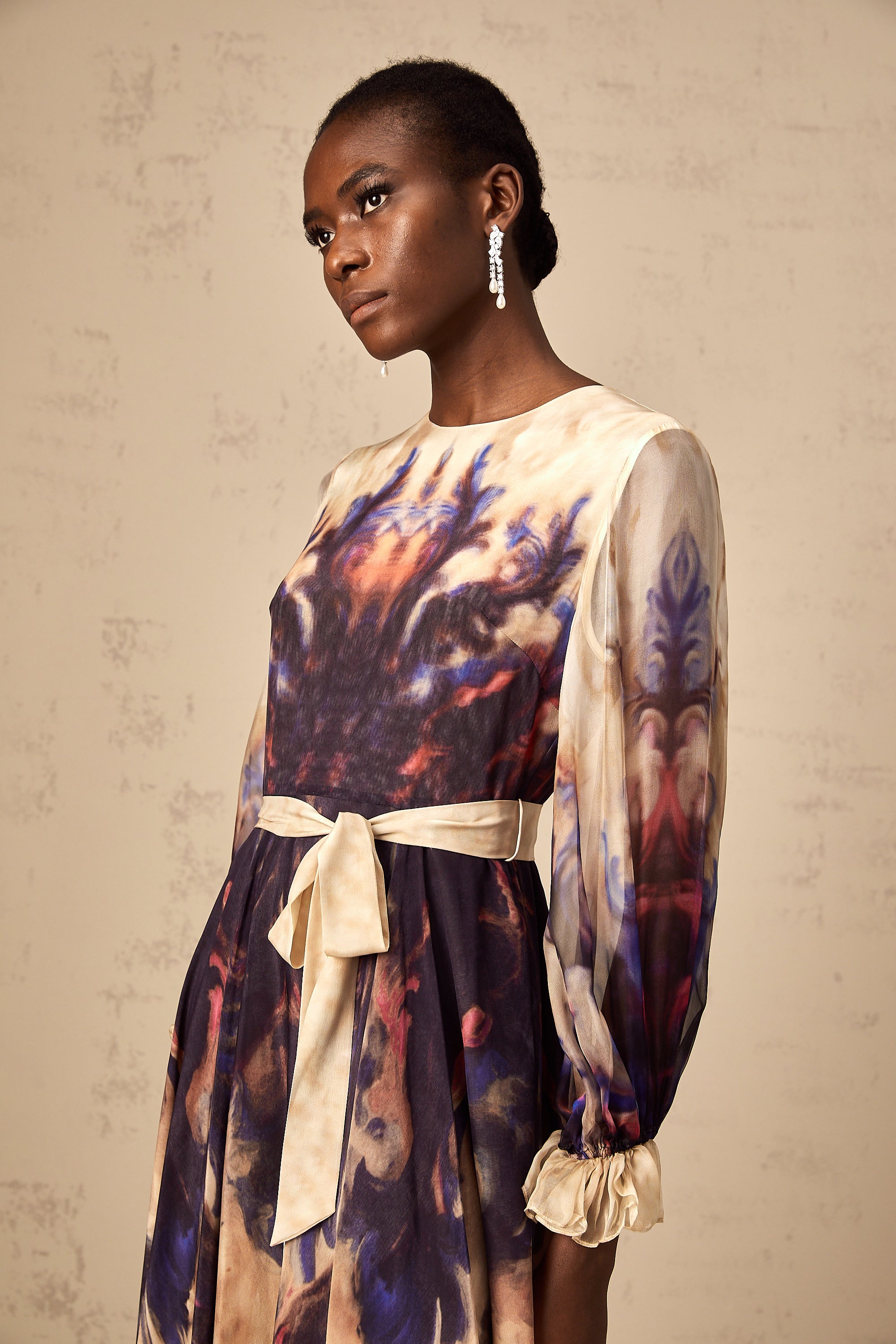 فستان حريري متوسط الطول بطبعة جرافيتي ملطخة من أوربين