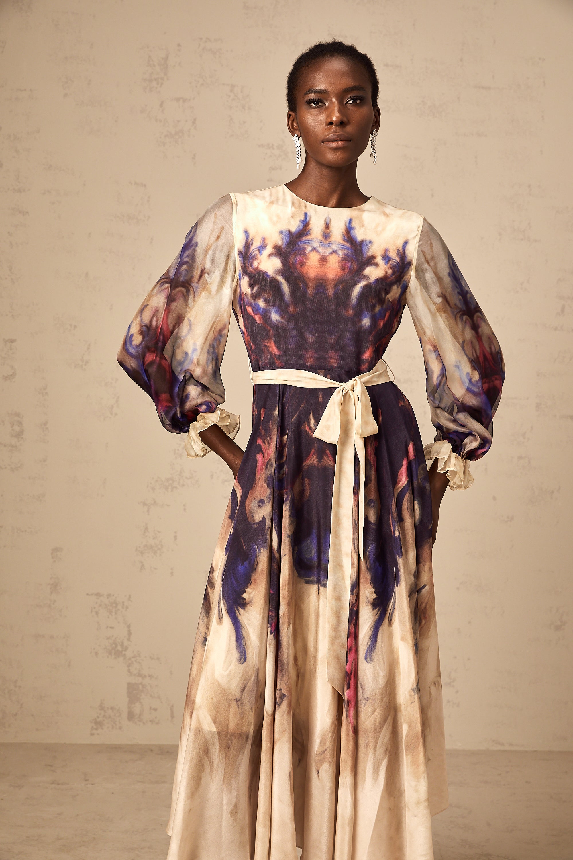 فستان حريري متوسط الطول بطبعة جرافيتي ملطخة من أوربين