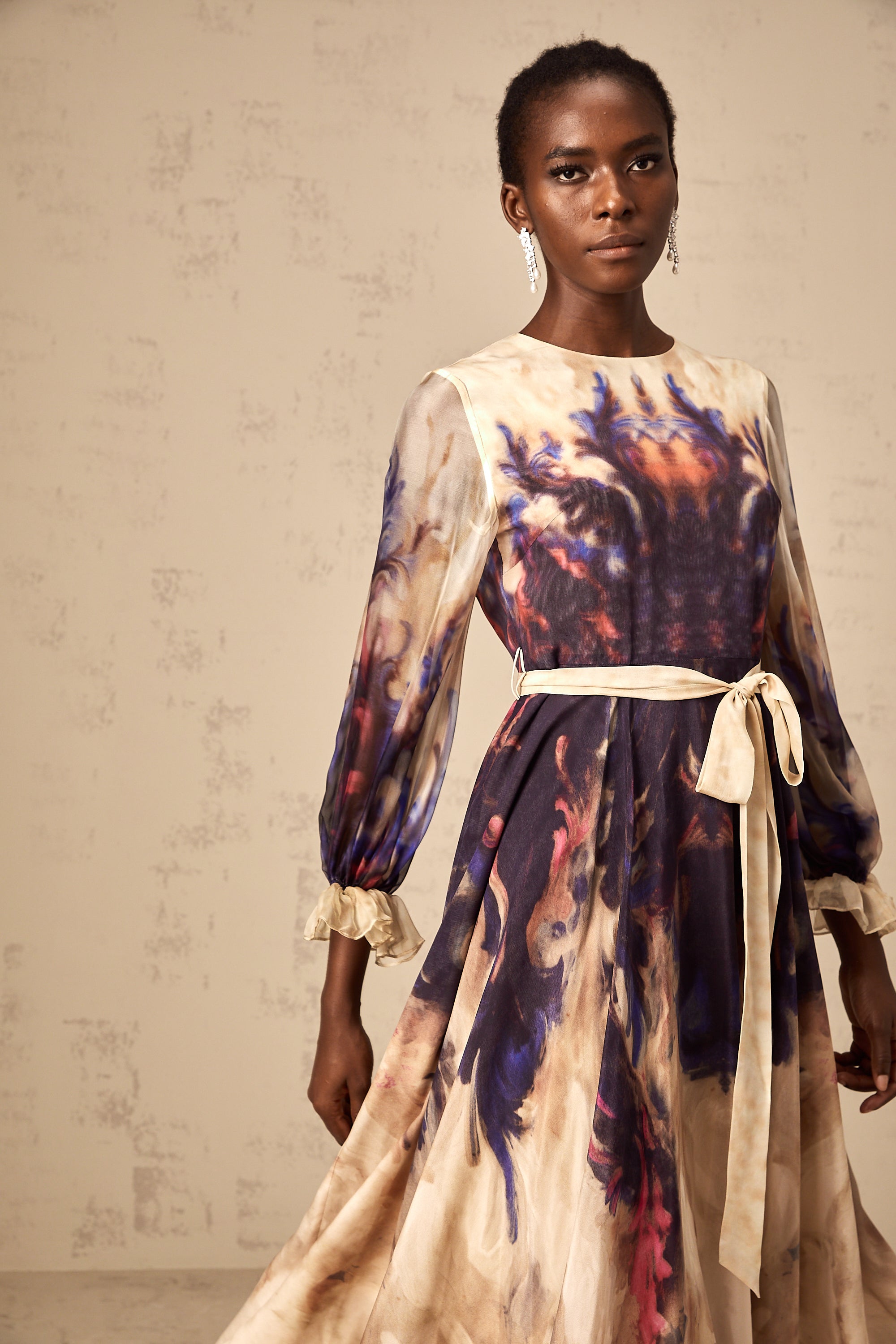 فستان حريري متوسط الطول بطبعة جرافيتي ملطخة من أوربين