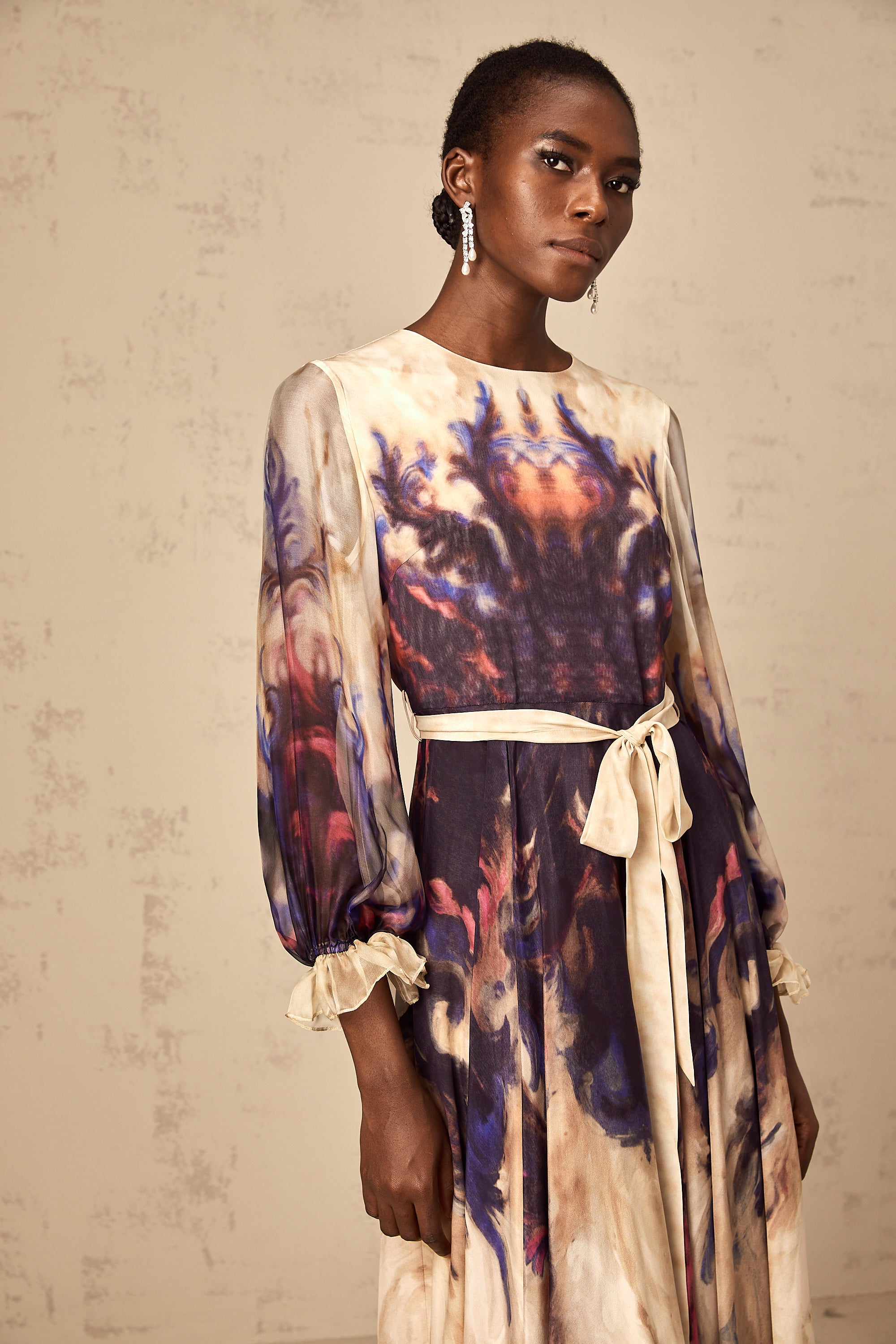 فستان حريري متوسط الطول بطبعة جرافيتي ملطخة من أوربين