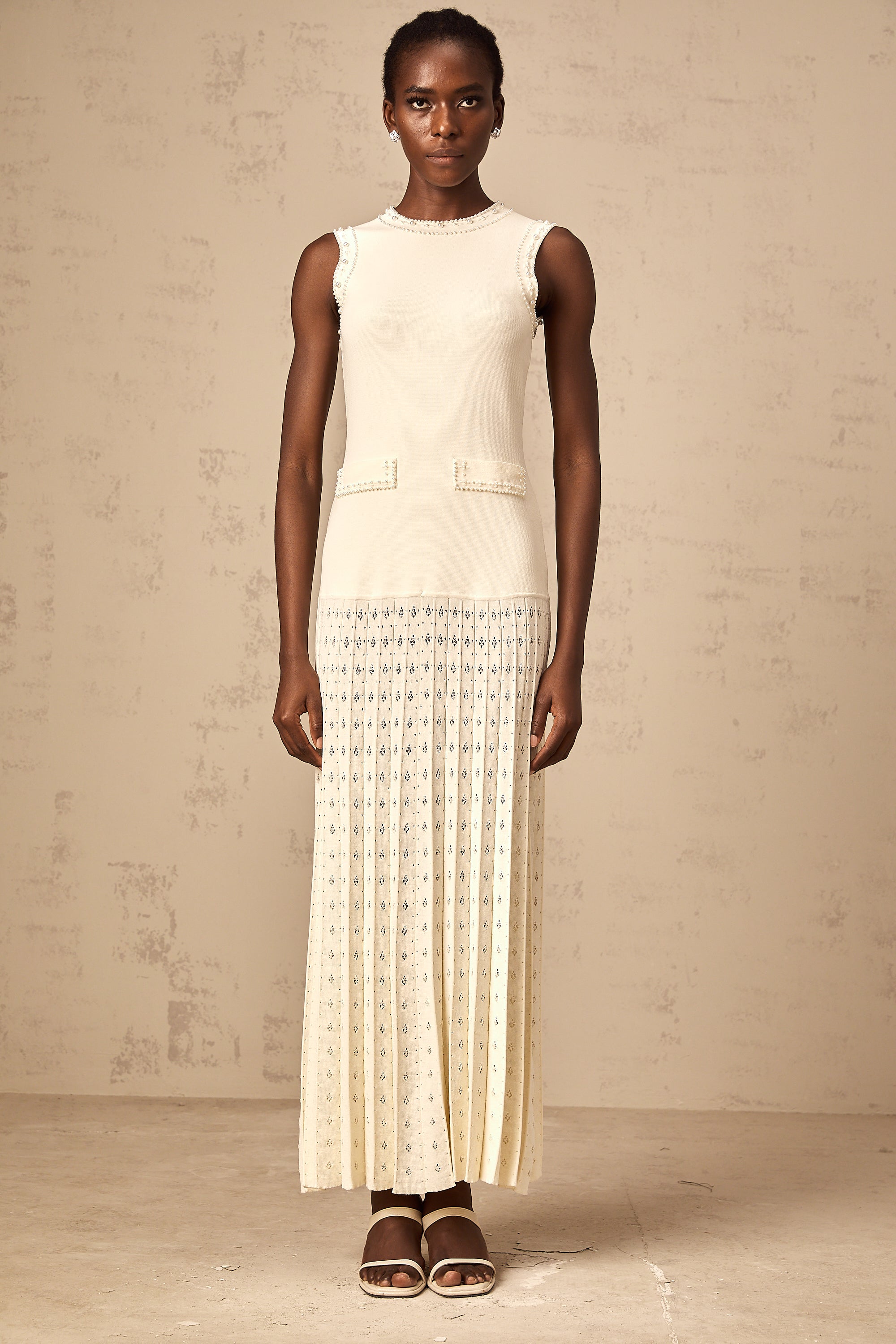 Donatienne – Weißes Maxikleid aus Strick mit Kunstperlen