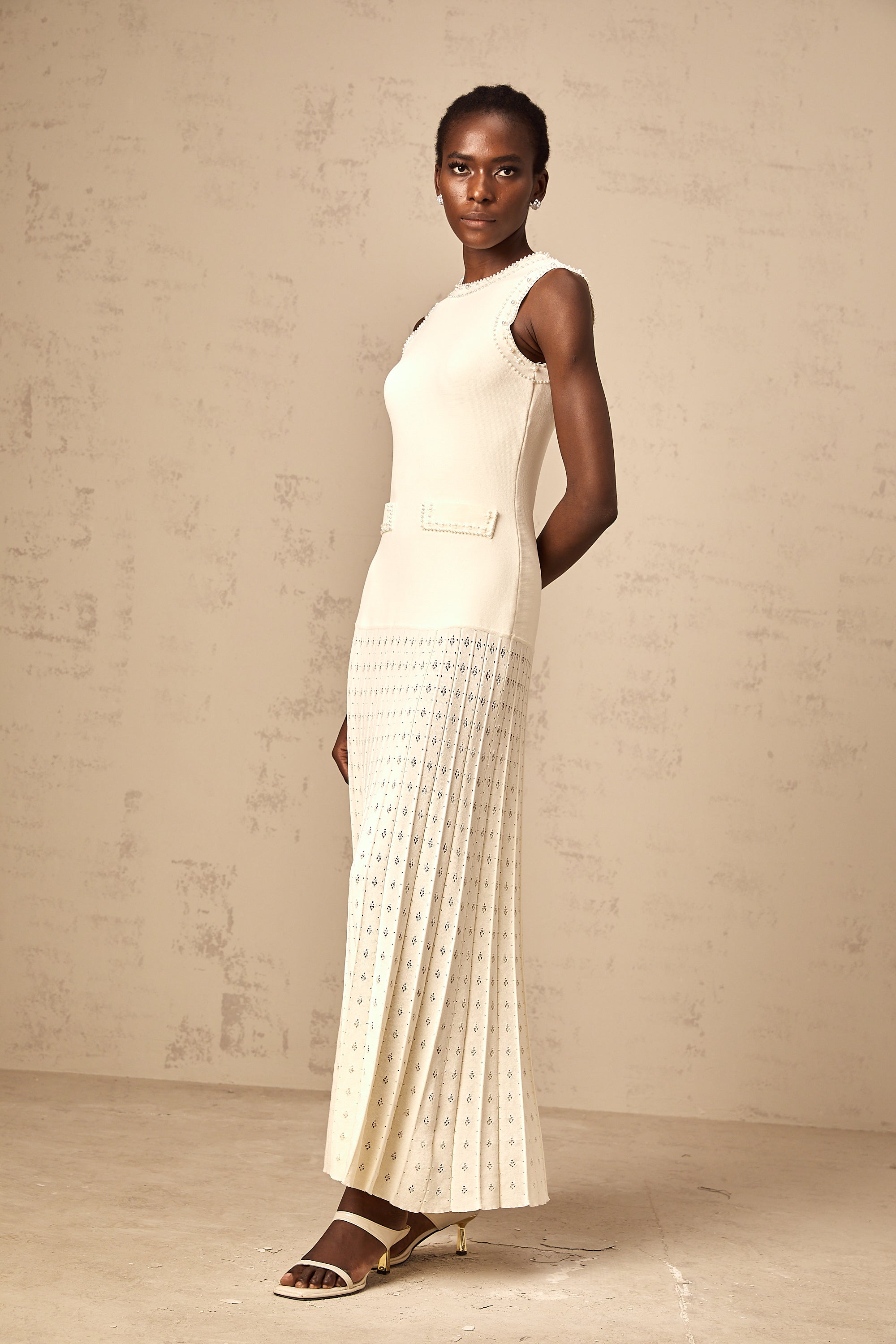 Donatienne – Weißes Maxikleid aus Strick mit Kunstperlen