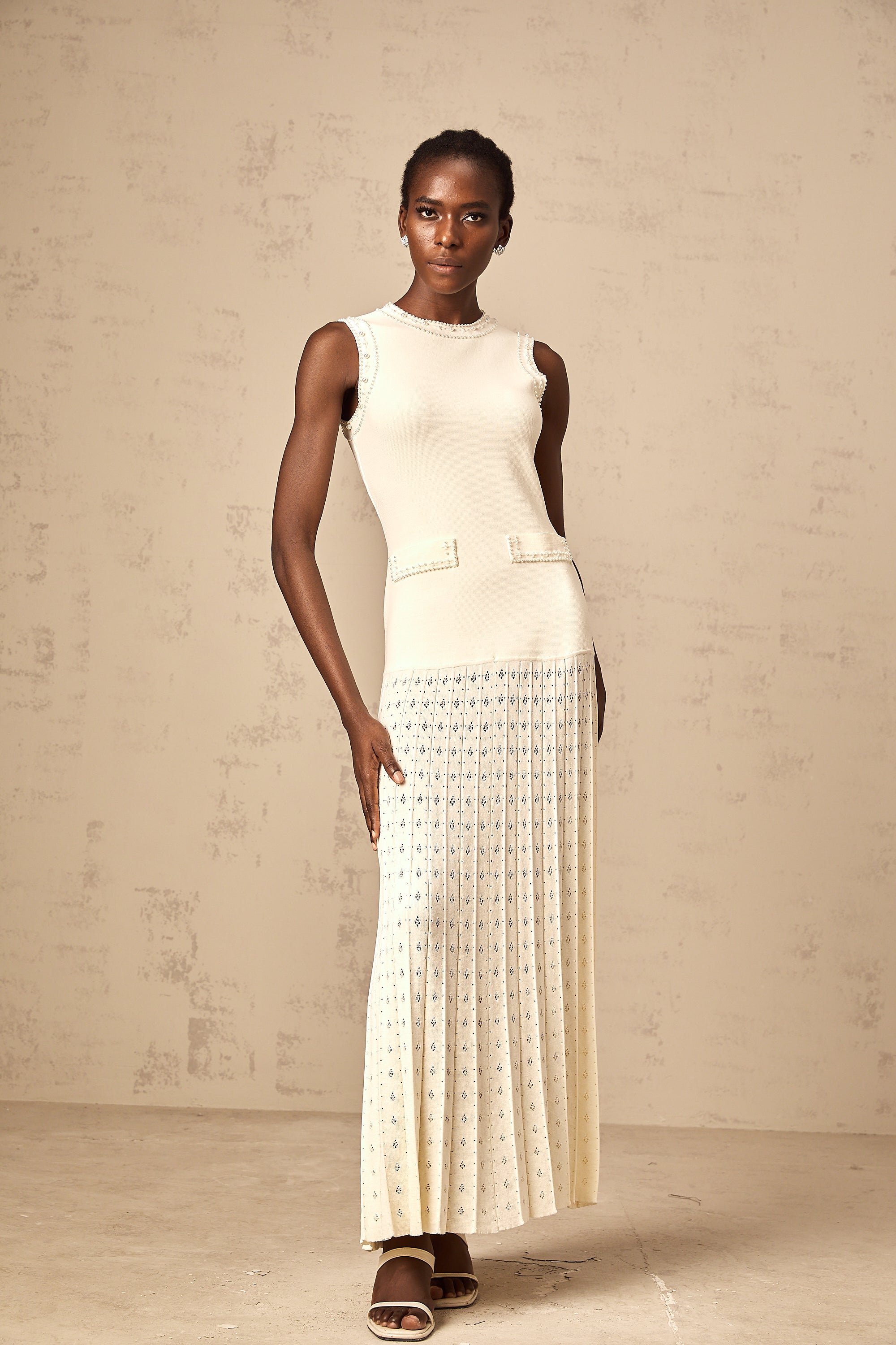 Donatienne – Weißes Maxikleid aus Strick mit Kunstperlen