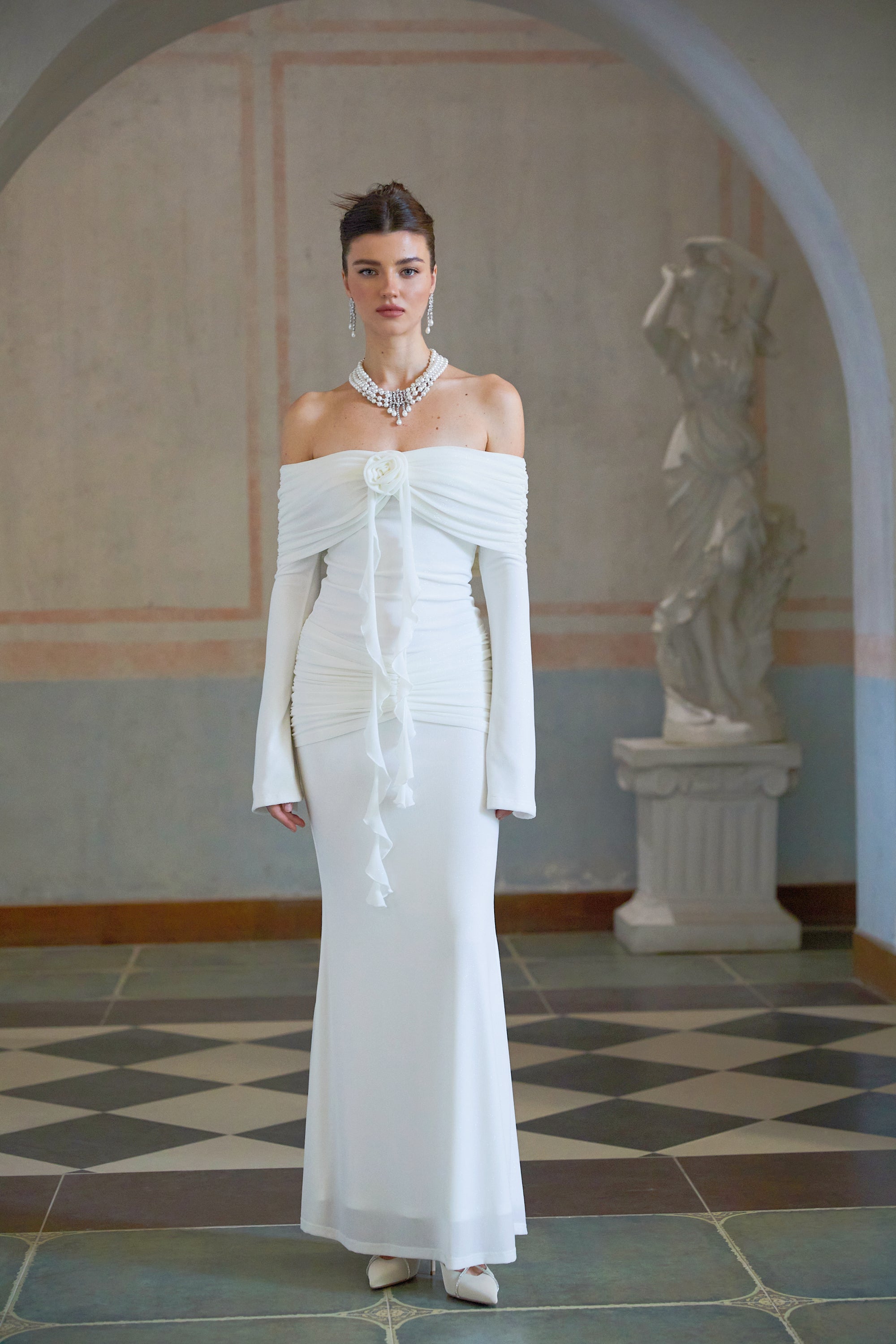 Wanda – Weißes Maxikleid aus Strick mit glitzernden Blumenapplikationen