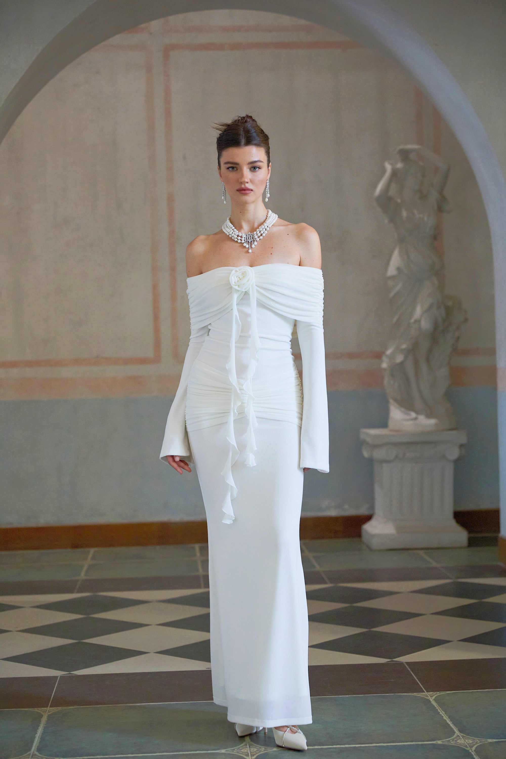 Wanda – Weißes Maxikleid aus Strick mit glitzernden Blumenapplikationen