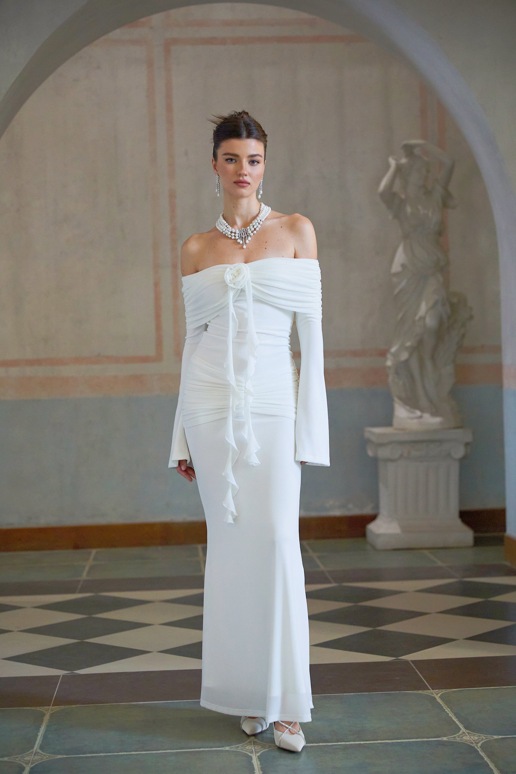 Wanda – Weißes Maxikleid aus Strick mit glitzernden Blumenapplikationen